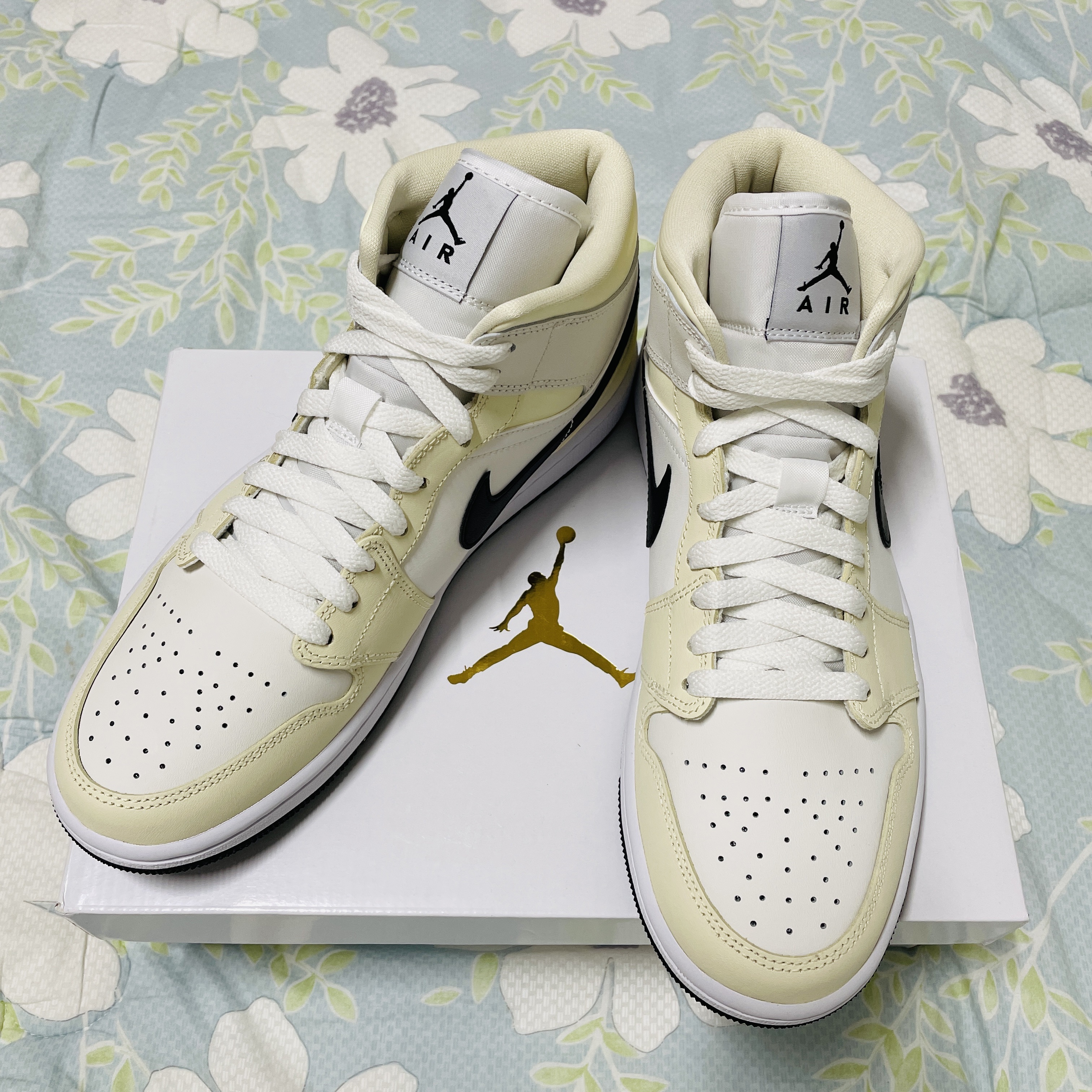 (W) Jordan 1 Mid Coconut Milk 착용 스타일 - 1