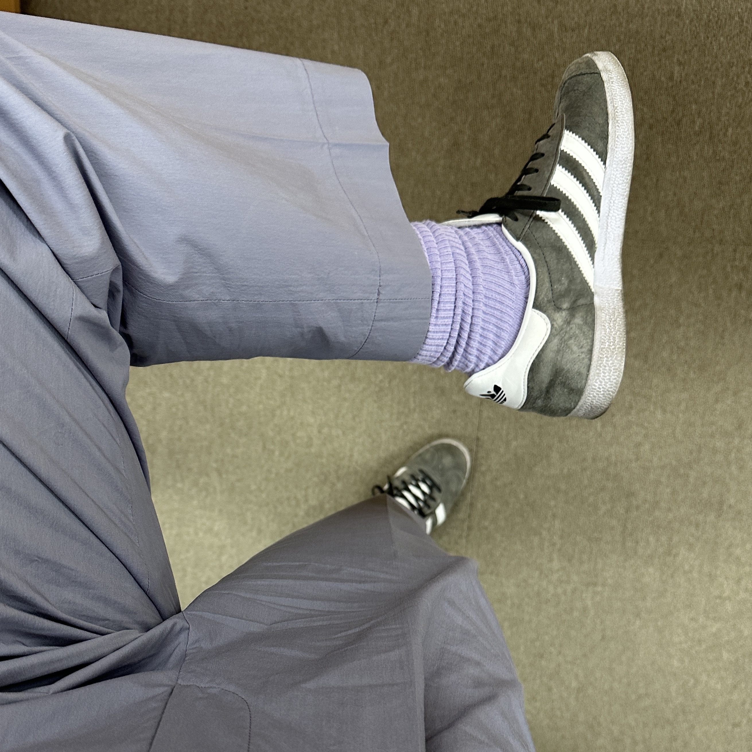Adidas Gazelle Solid Grey 착용 스타일 - 2