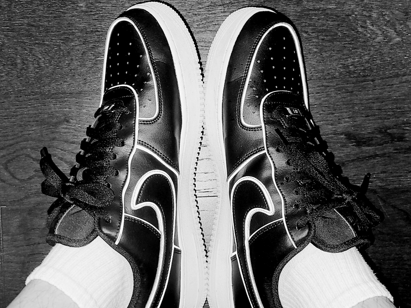 Nike Air Force 1 '07 LV8 Black White 착용 스타일 - 1