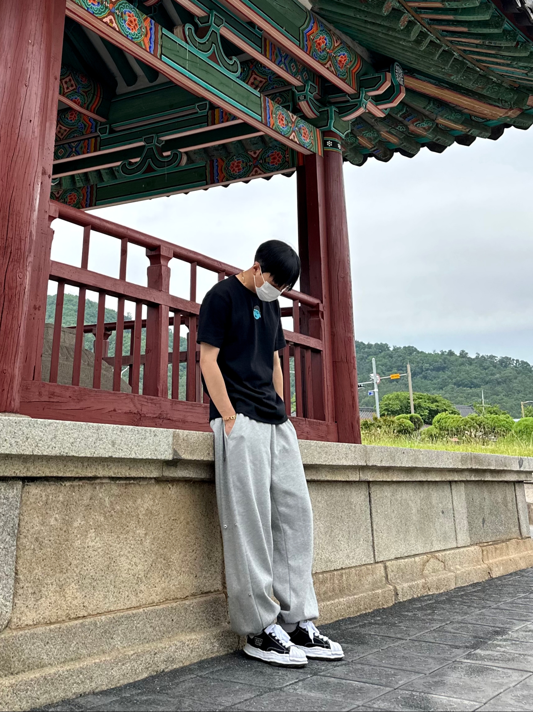 메종 미하라 야스히로 블레이키 OG 솔 캔버스 로우탑 스니커즈 블랙 화이트 착용 스타일 - 4