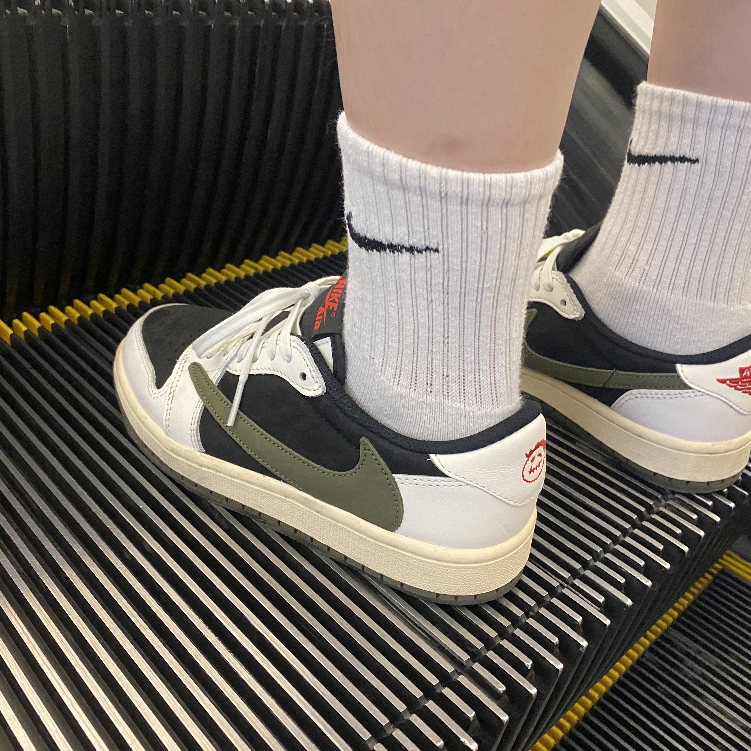 (W) Jordan 1 x Travis Scott Retro Low OG SP Medium Olive, Jordan 1 x Travis Scott Retro Low OG SP Sail and Ridgerock 착용 스타일 - 1