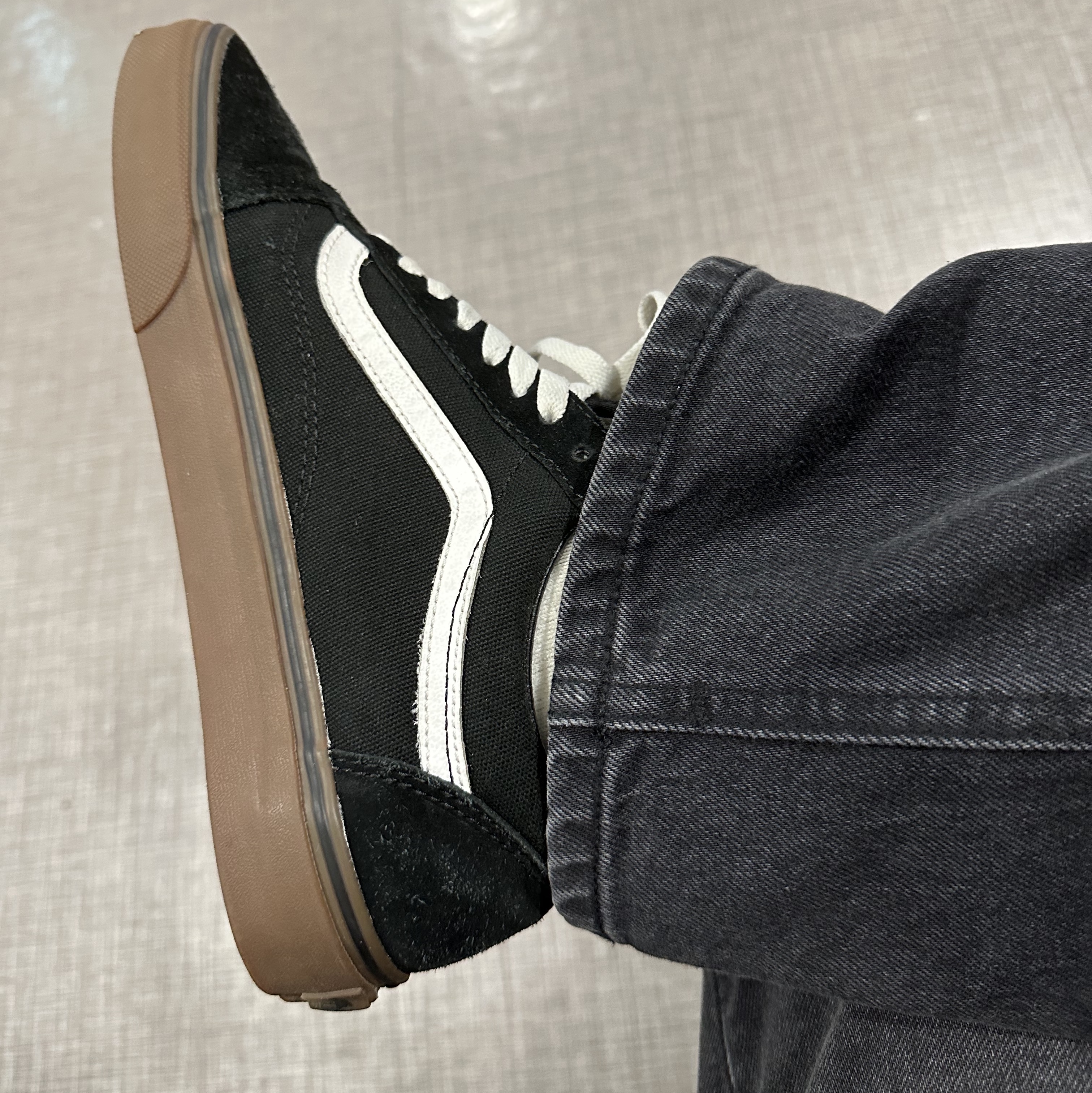 Vans Old Skool Black Gum 착용 스타일