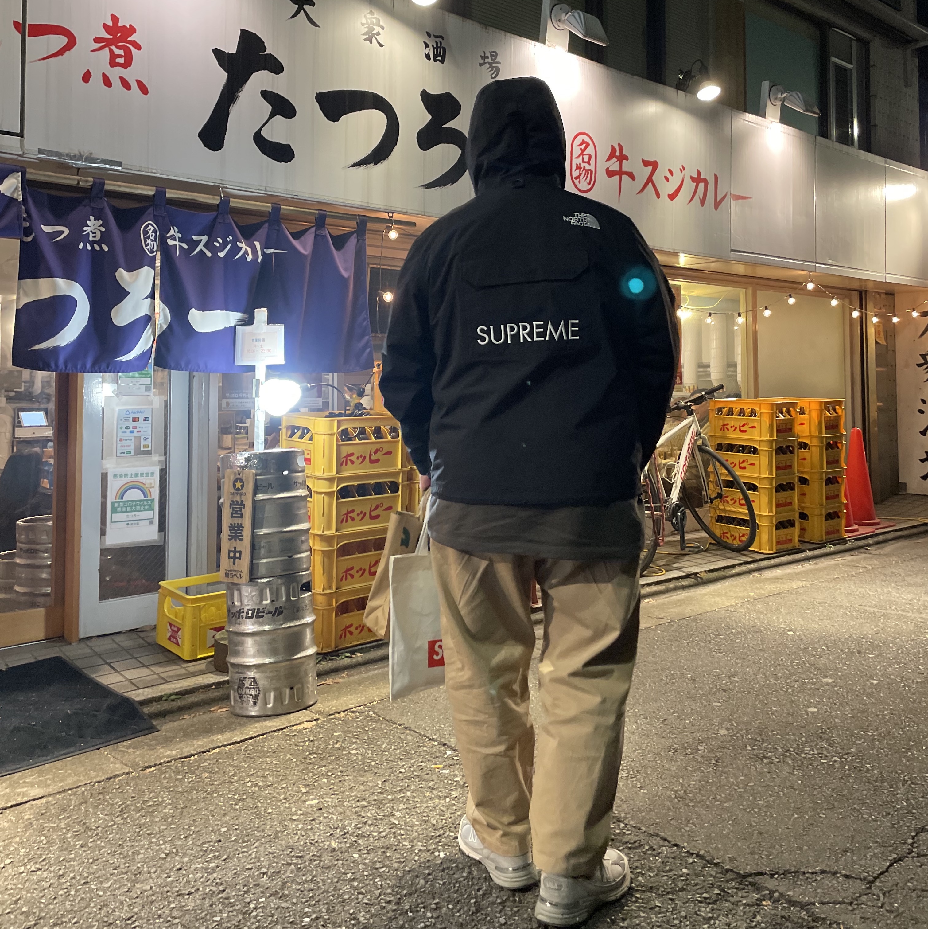 Supreme x Emilio Pucci Box Logo T-Shirt Black Black - 21SS, Supreme Play Dead T-Shirt White - 22FW 착용 스타일 - 5