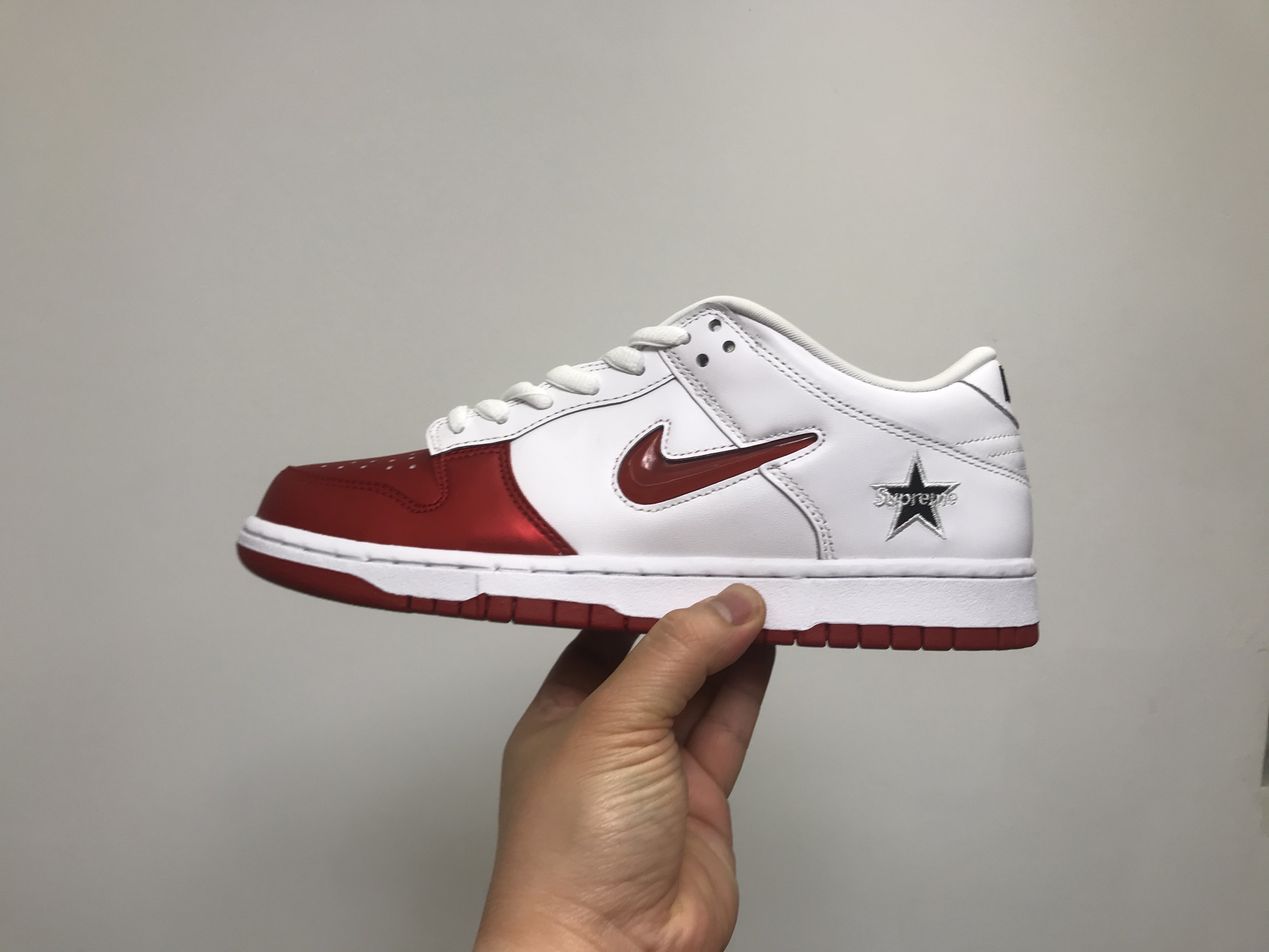 Nike x Supreme SB Dunk Low Jewel Swoosh Red 착용 스타일 - 1