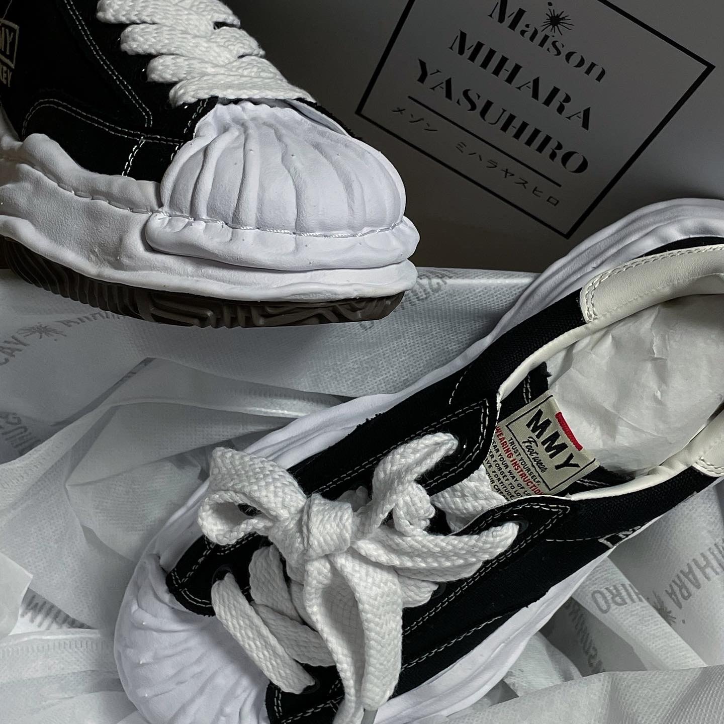 Maison Mihara Yasuhiro Blakey OG Sole Canvas Low-top Sneakers Black White, Adidas Samba OG Black White Gum 착용 스타일 - 1