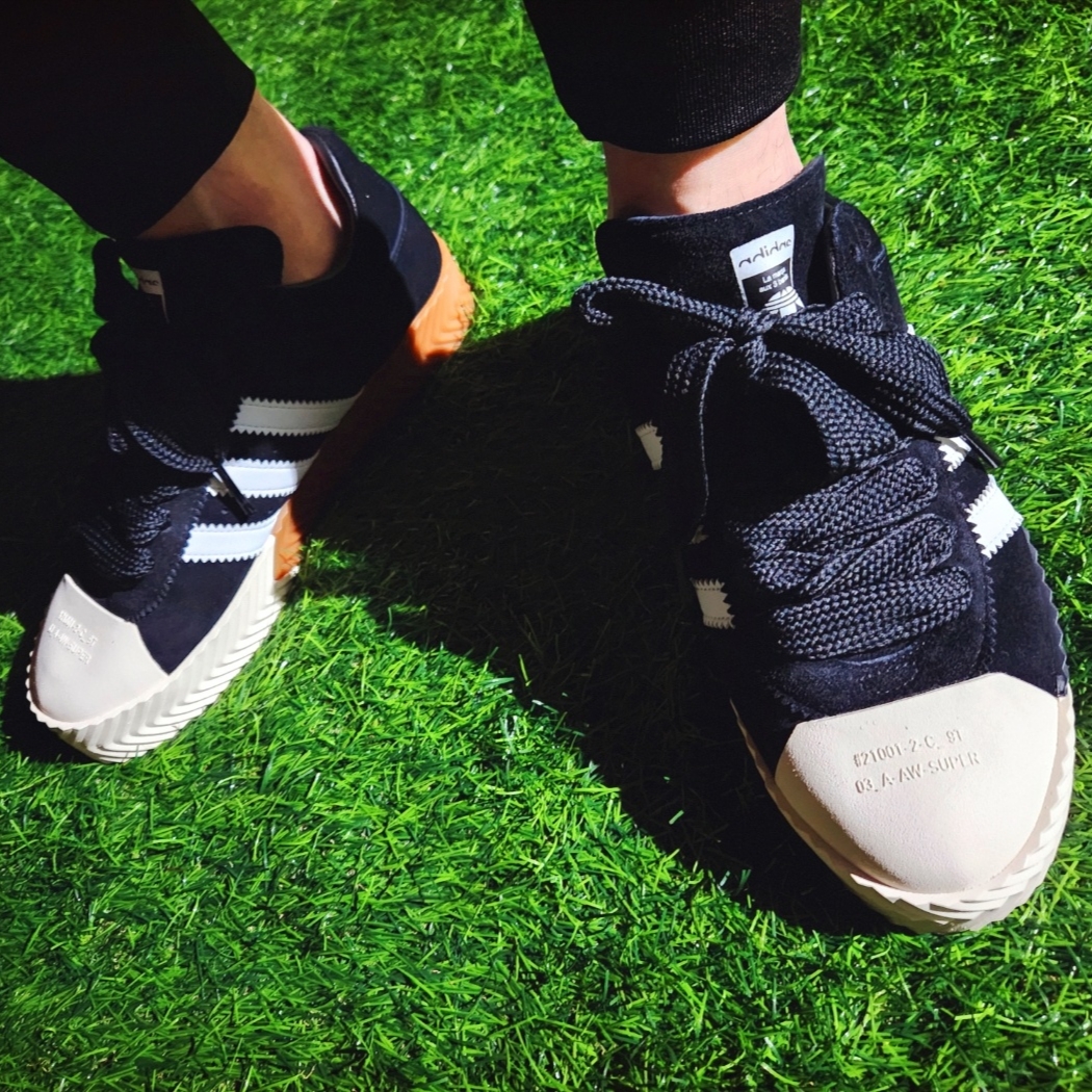 Adidas x Alexander Wang Skate Super Core Black 착용 스타일 - 4