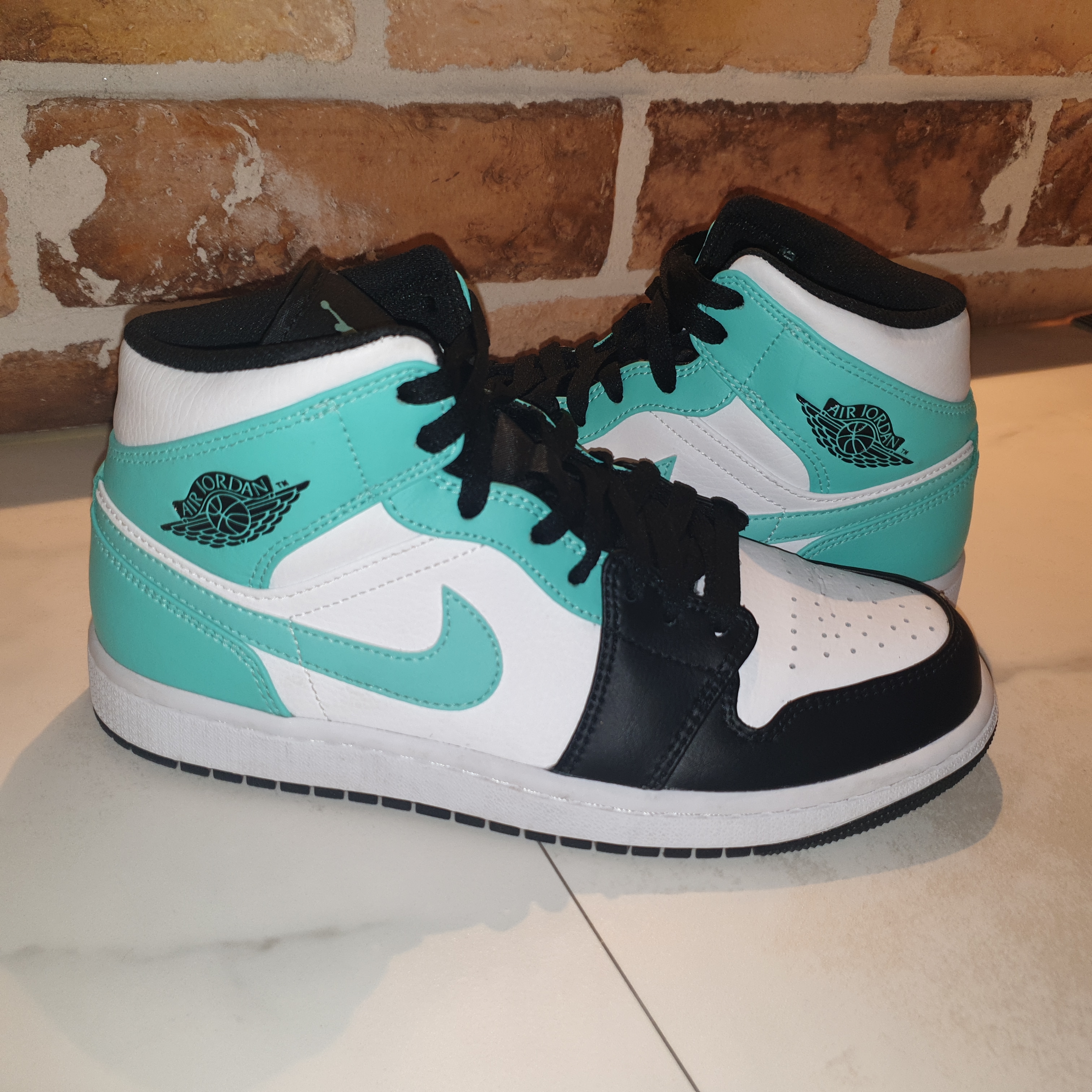 Jordan 1 Mid Tropical Twist 착용 스타일