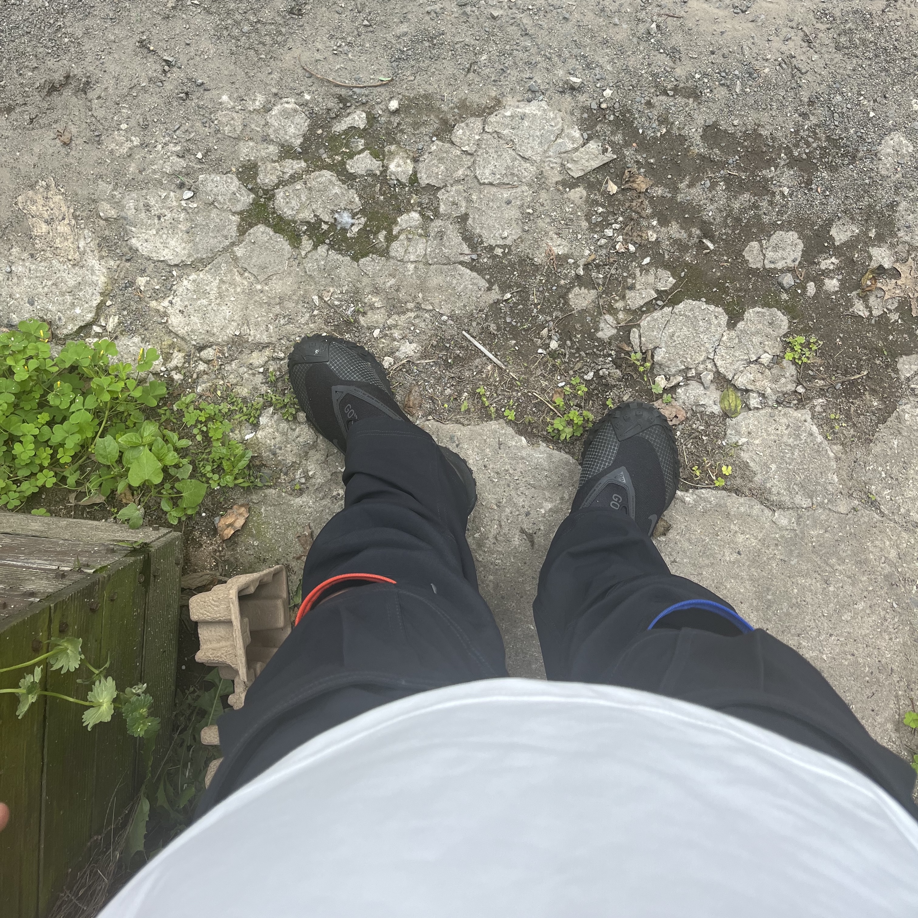 Nike ACG Mountain Fly Gore-Tex Black and Dark Grey, Nike ACG Smith Summit Cargo Pants Black - Asia 착용 스타일
