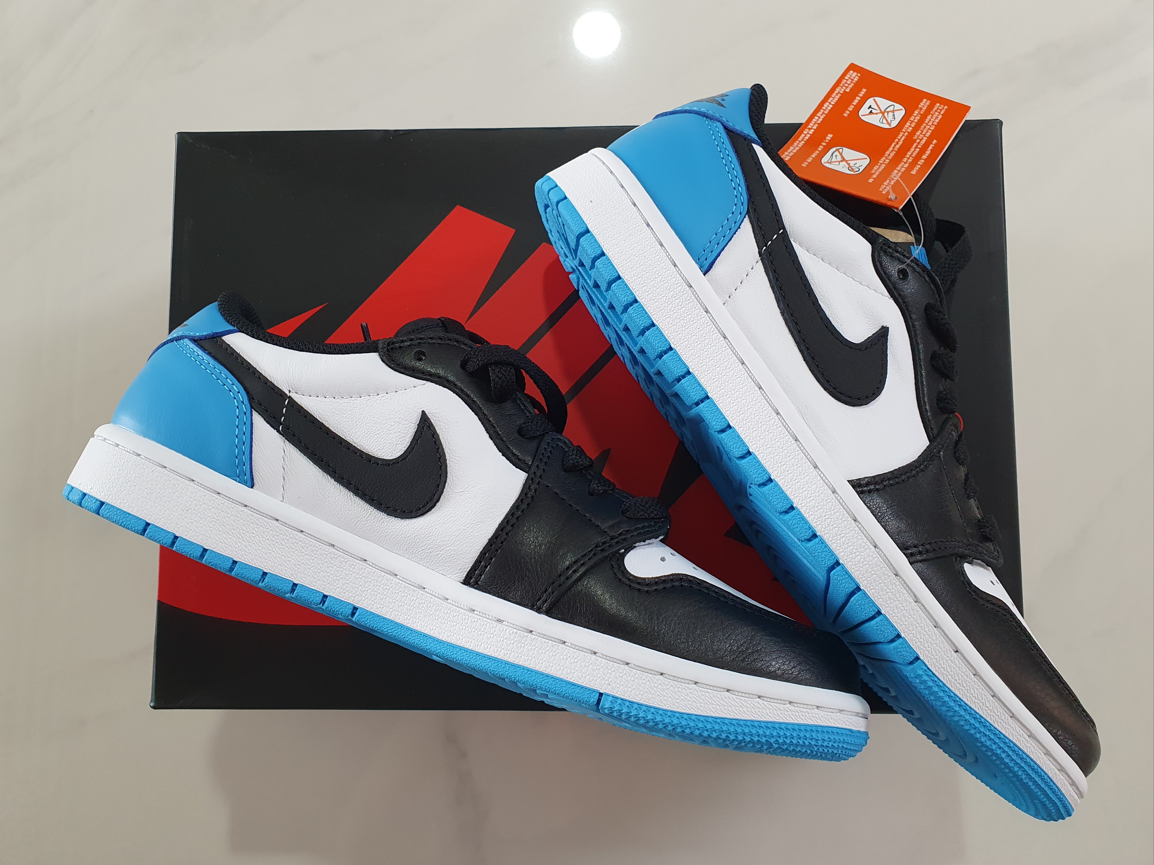 Jordan 1 Retro Low OG Black and Dark Powder Blue 착용 스타일