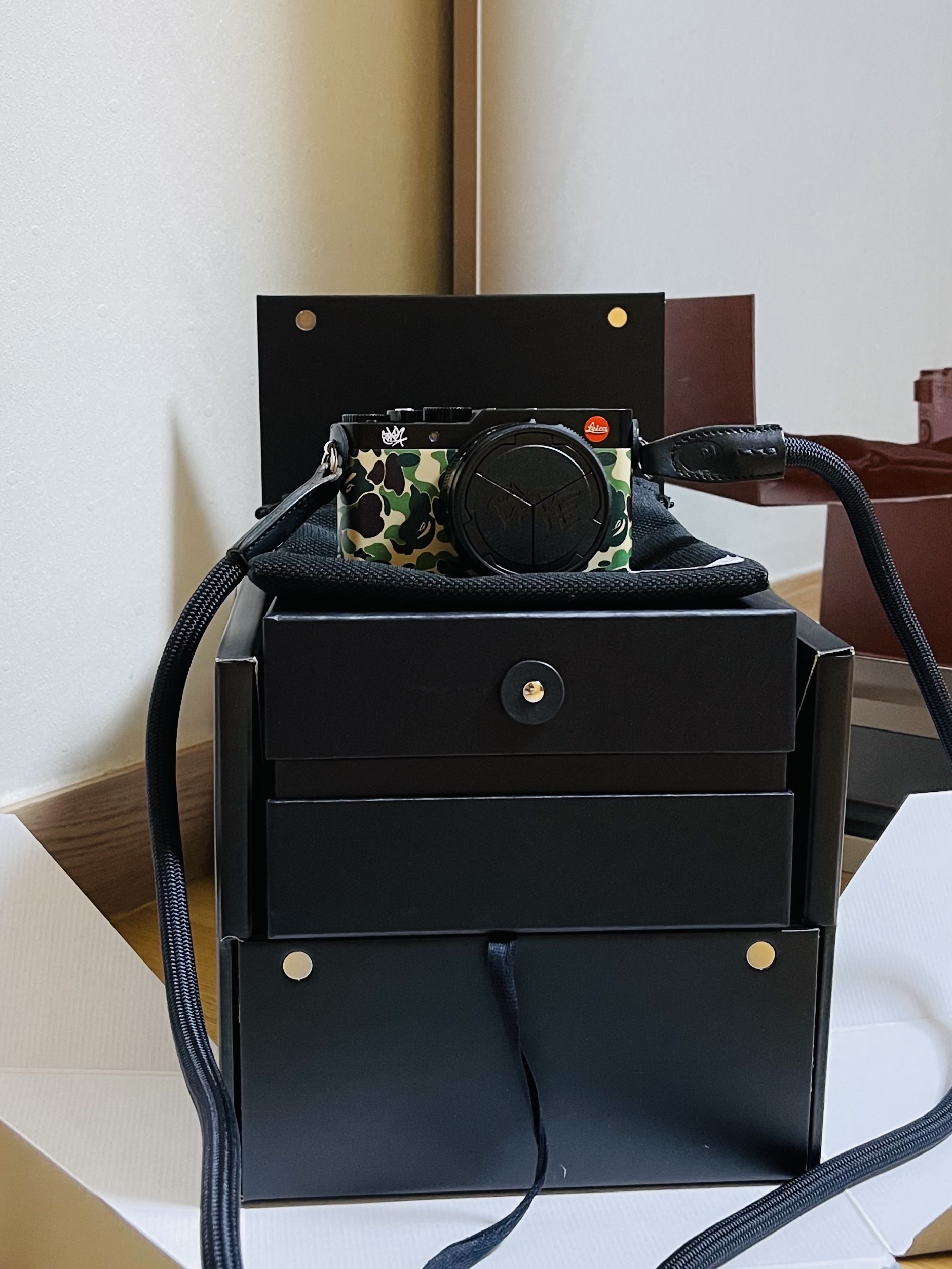 Leica x BAPE x Stash D-Lux 7 Black (Korean Ver.) 착용 스타일 - 2