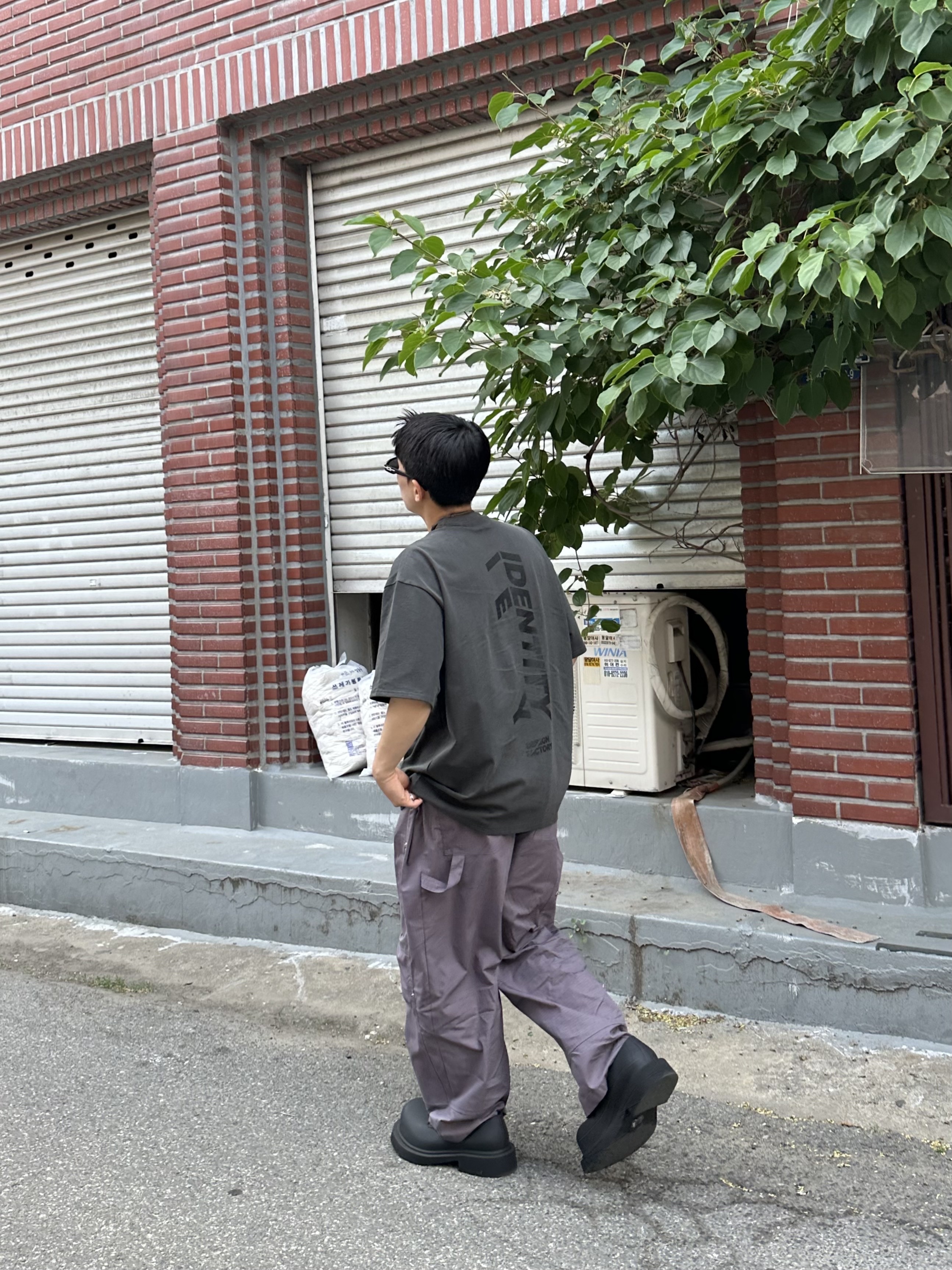 발렌시아가 스테로이드 더비 블랙, 아워레가시 라돈 레더 키체인 올리브 착용 스타일 - 2