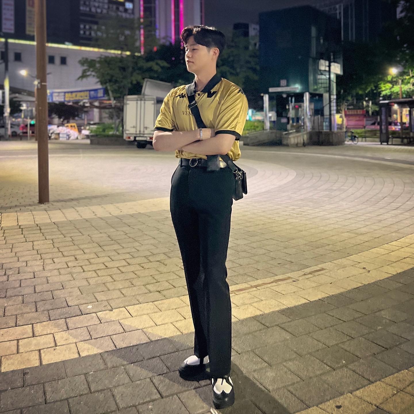 나이키 x 피스마이너스원 퀀도1 블랙 앤 화이트, 루이비통 트리오 메신저 모노그램 이클립스 착용 스타일 - 2