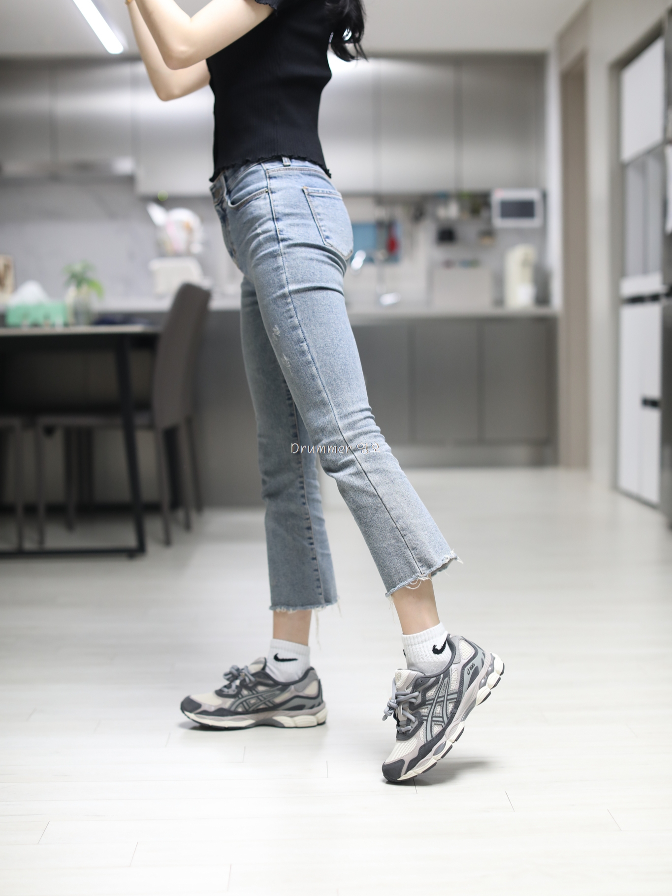 Asics Gel-NYC Oatmeal Obsidian Grey 착용 스타일 - 2