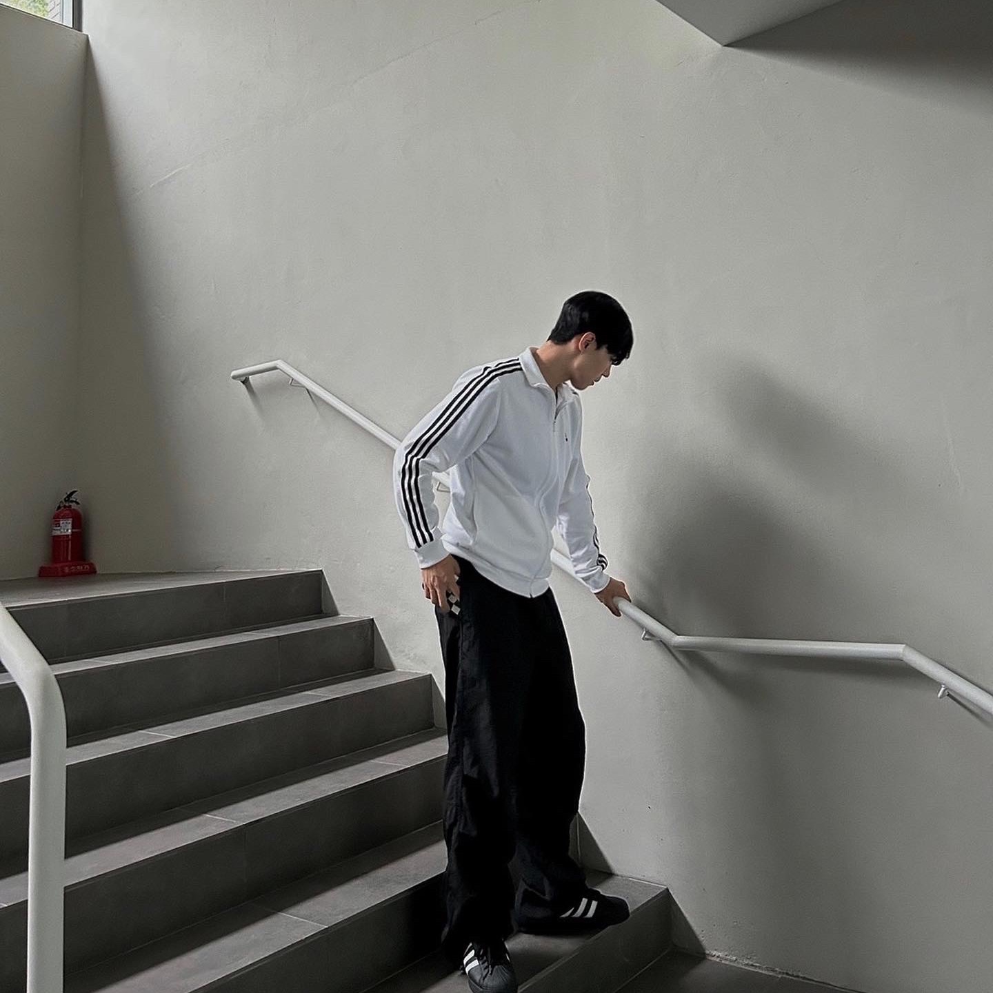 Adidas Superstar Core Black White 착용 스타일 - 2