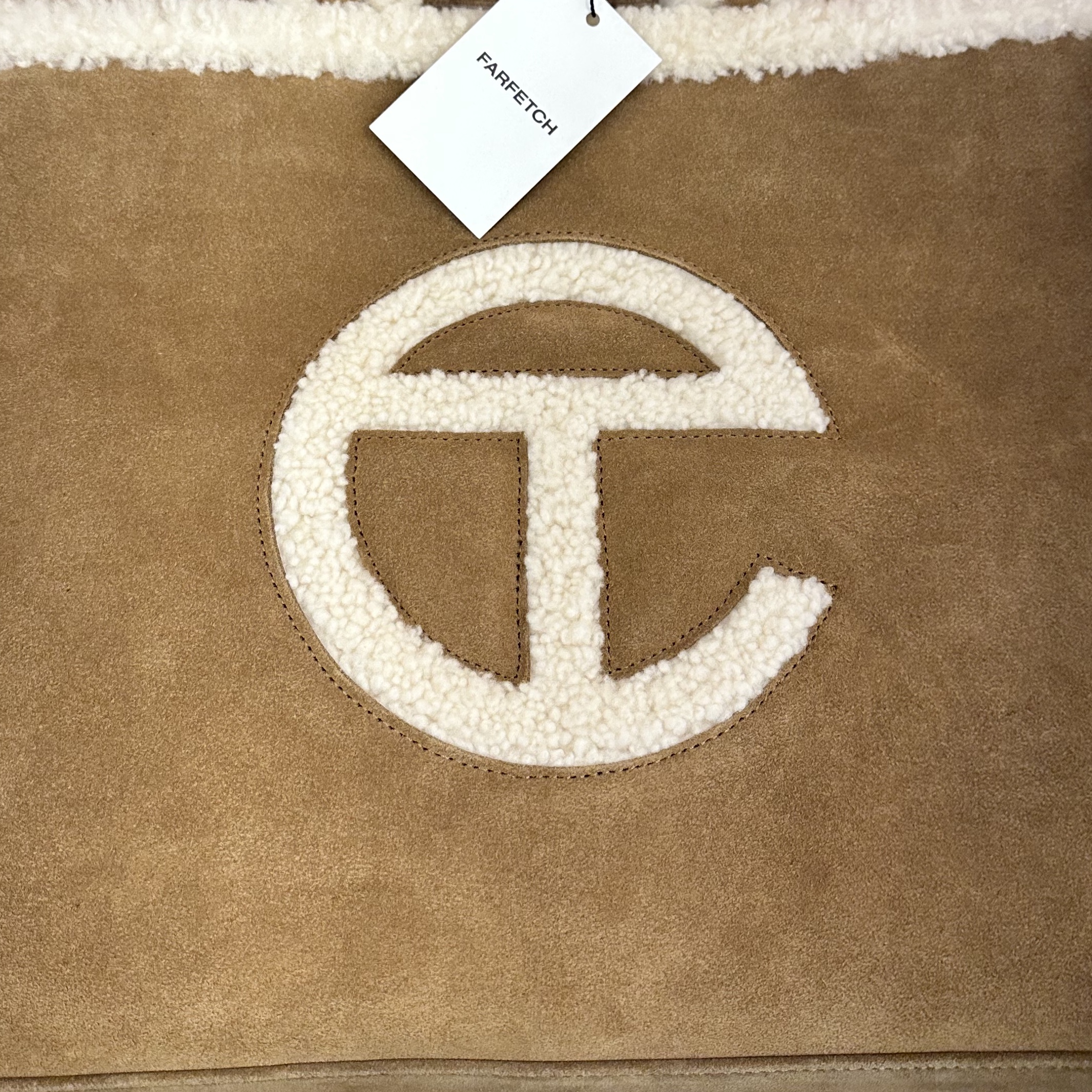 Telfar x UGG Medium Shopping Bag Chestnut 착용 스타일