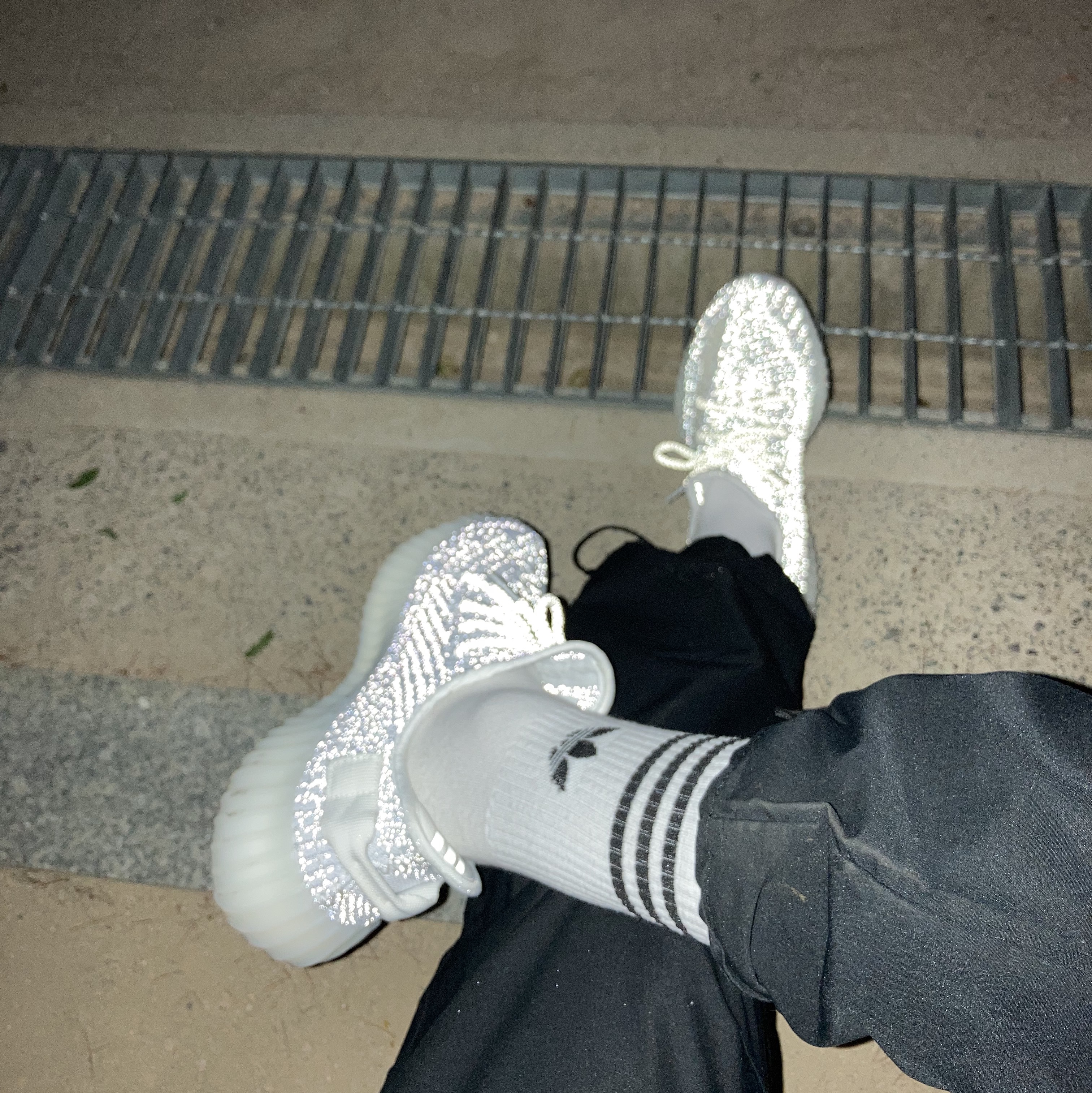 Adidas Yeezy Boost 350 V2 Static - Reflective 착용 스타일