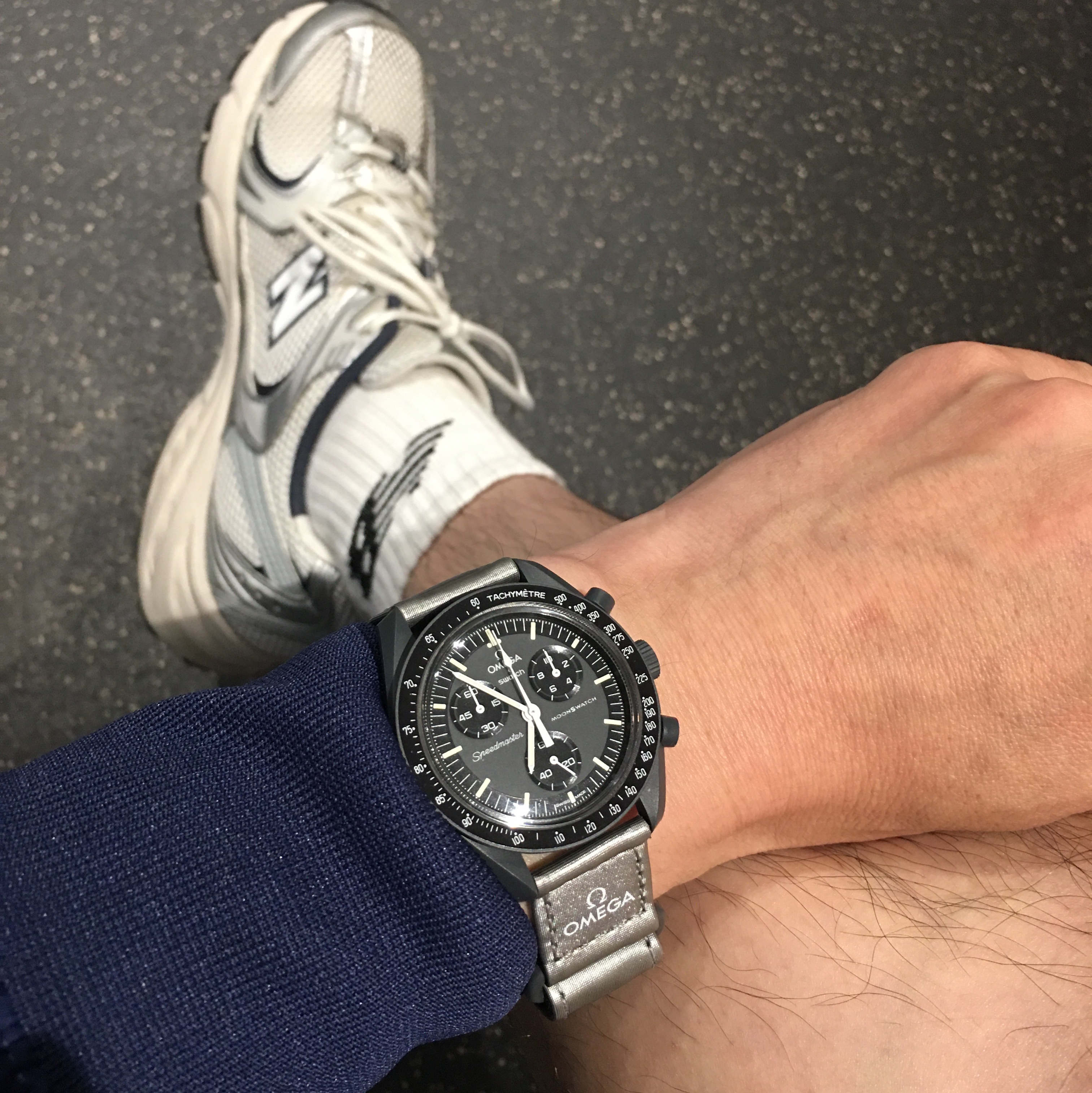 Swatch x Omega Bioceramic MoonSwatch Mission To Mercury, New Balance 530 Steel Grey 착용 스타일