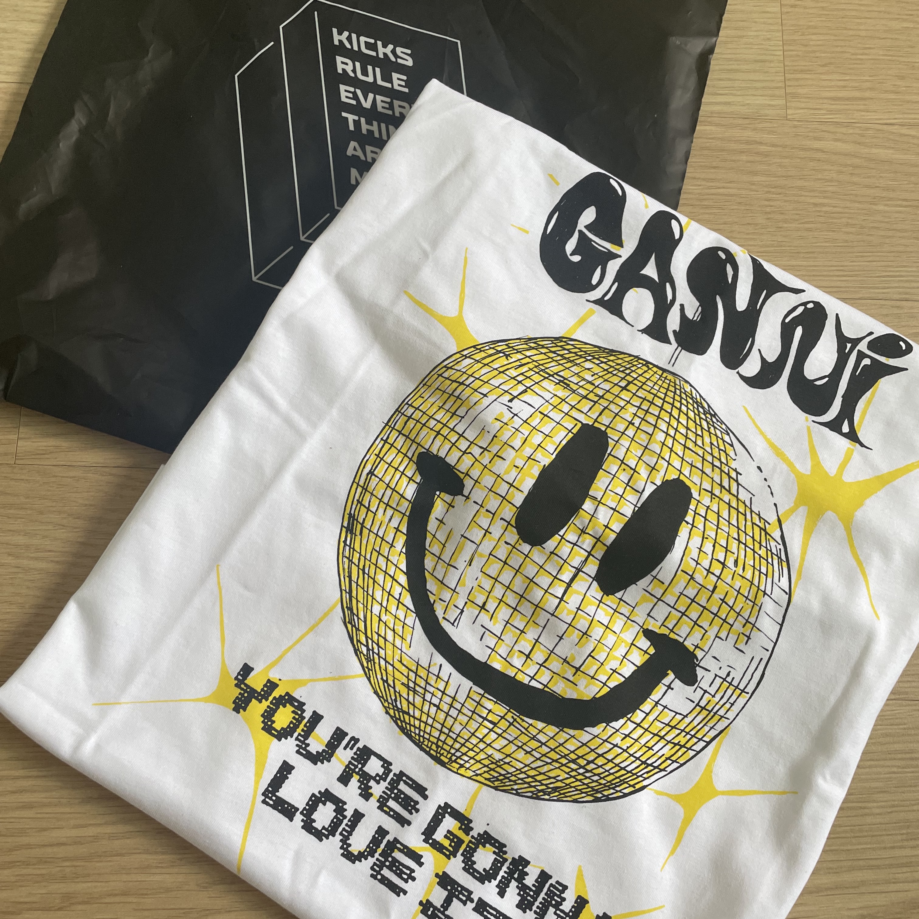 (W) Ganni Yellow Smiley Relaxed T-Shirt Bright White 착용 스타일