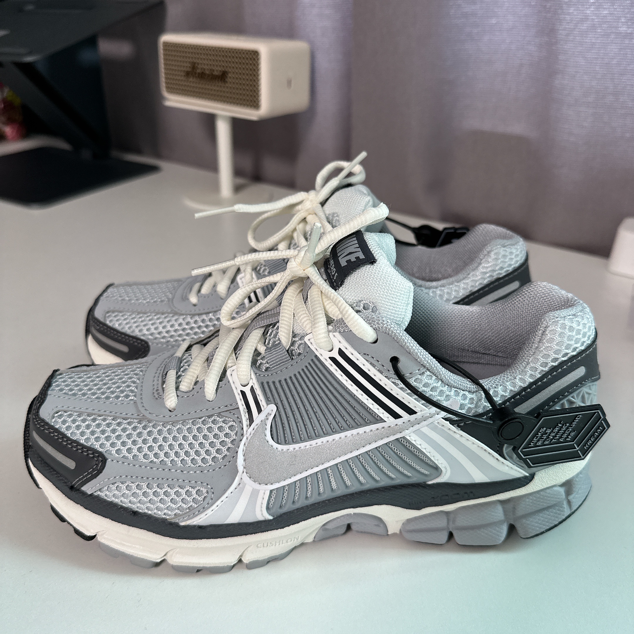 (W) Nike Zoom Vomero 5 Pure Platinum Metallic Silver 착용 스타일 - 3
