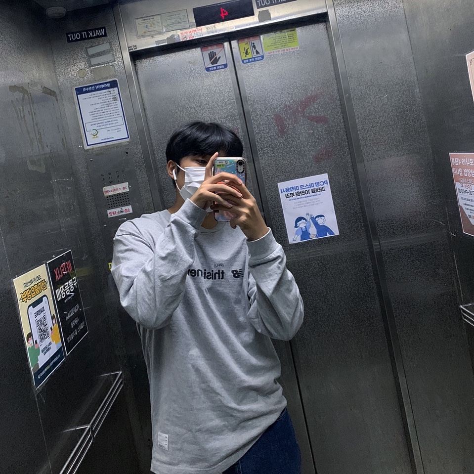 Casetify x IAB Studio iPhone White Monogram Logo Impact Case Aurora 착용 스타일