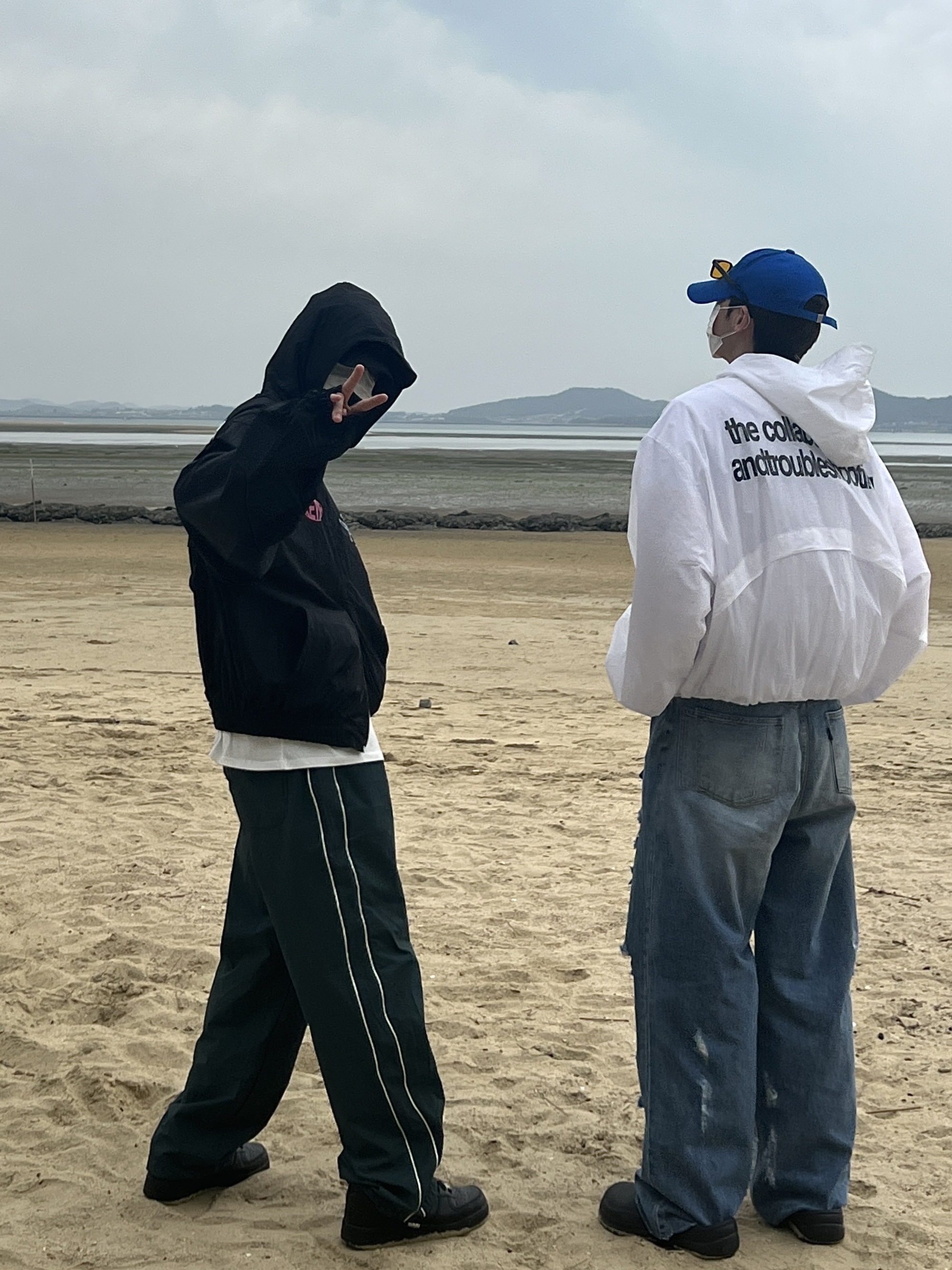 나이키 에어포스 1 '07 로우 트리플 블랙 착용 스타일 - 4