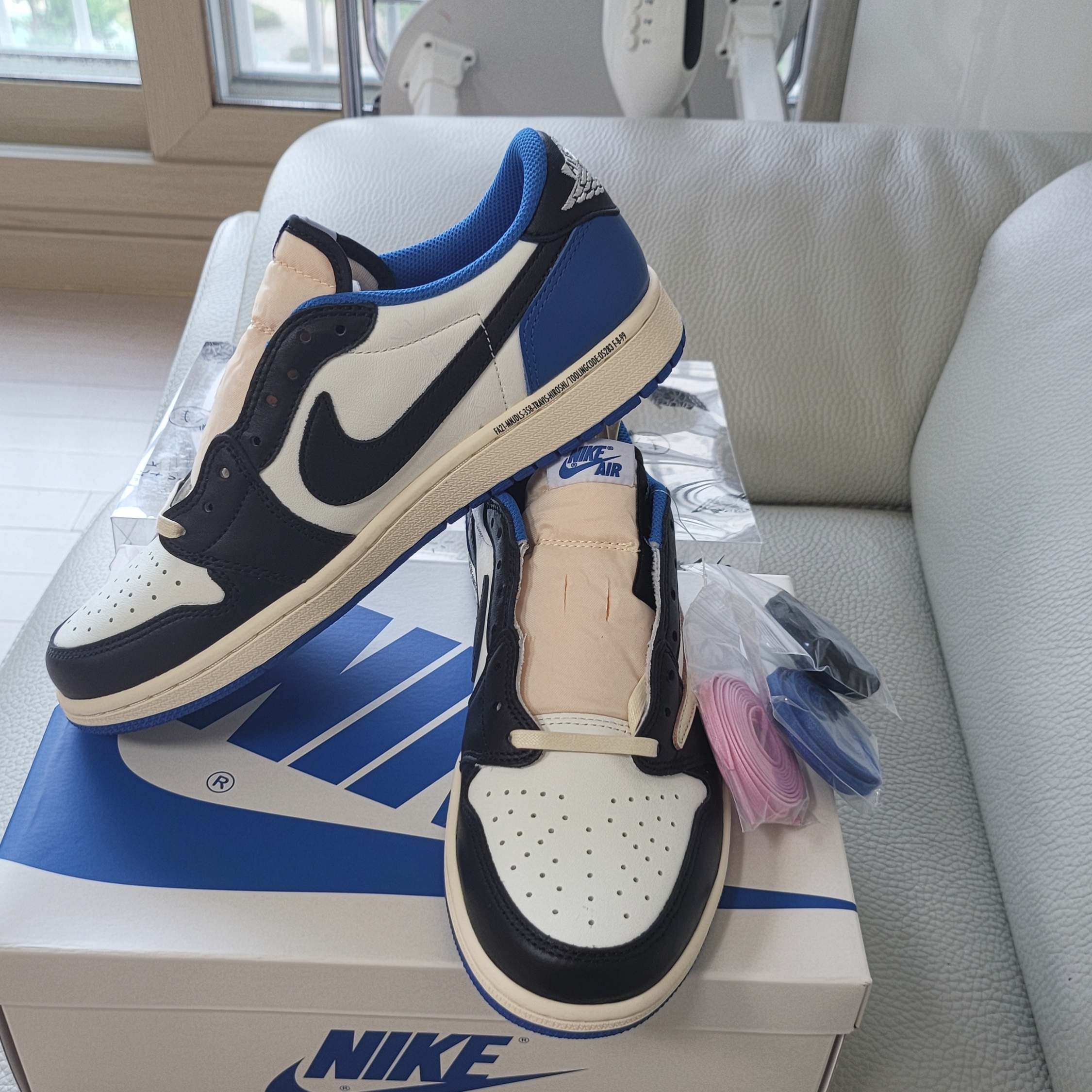 Jordan 1 x Travis Scott x Fragment Retro Low OG SP Military Blue 착용 스타일 - 3