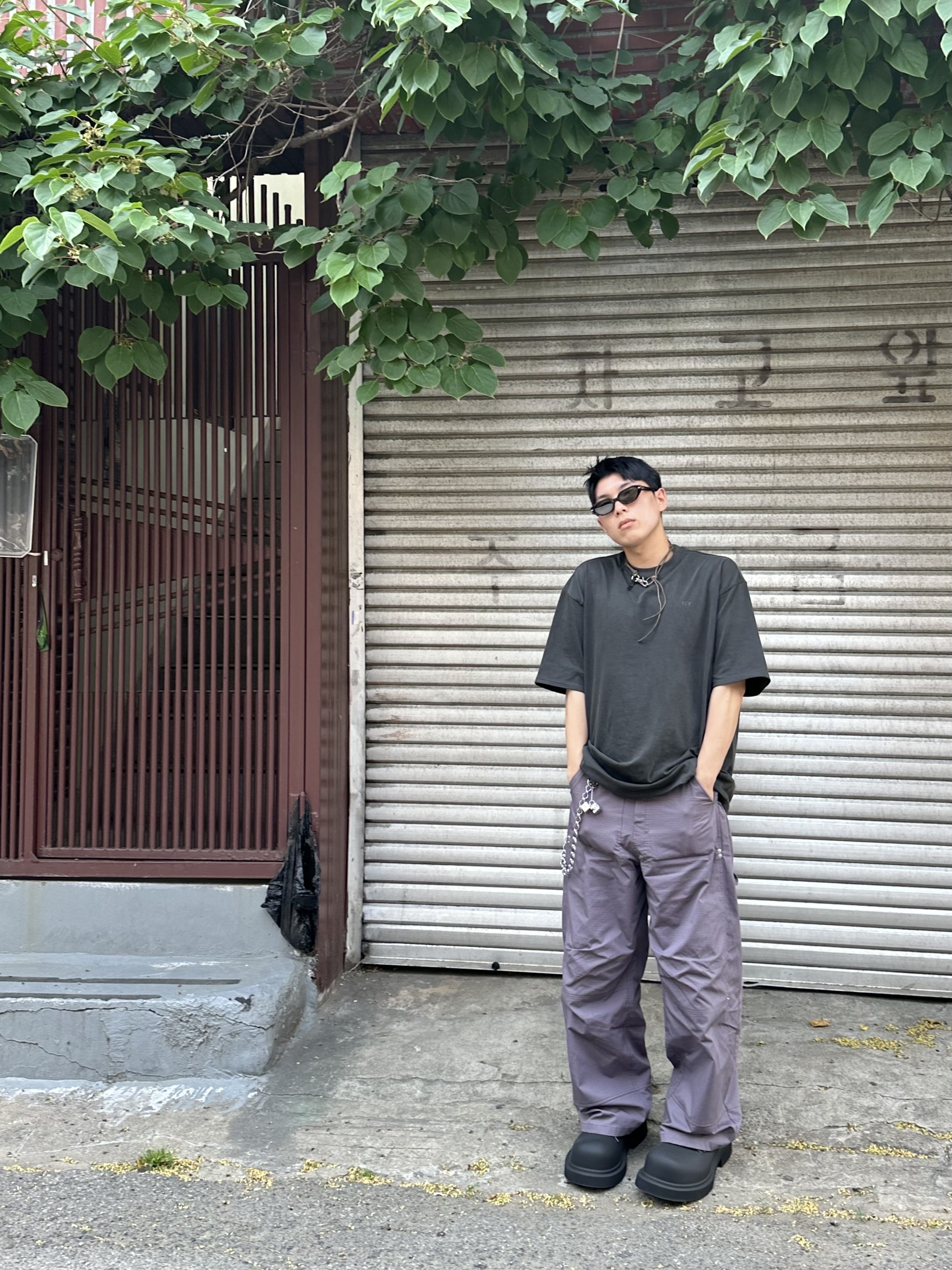 발렌시아가 스테로이드 더비 블랙, 아워레가시 라돈 레더 키체인 올리브 착용 스타일 - 1