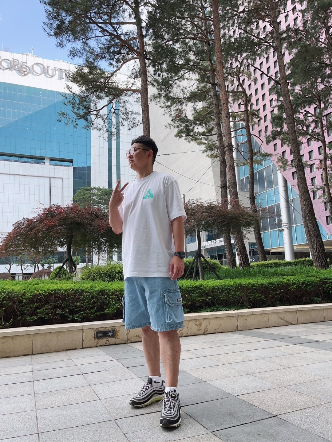 Palace Reacto Tri-Ferg T-Shirt White - 23SS, Palace Baggy Cargo Short Denim - 23SS 착용 스타일