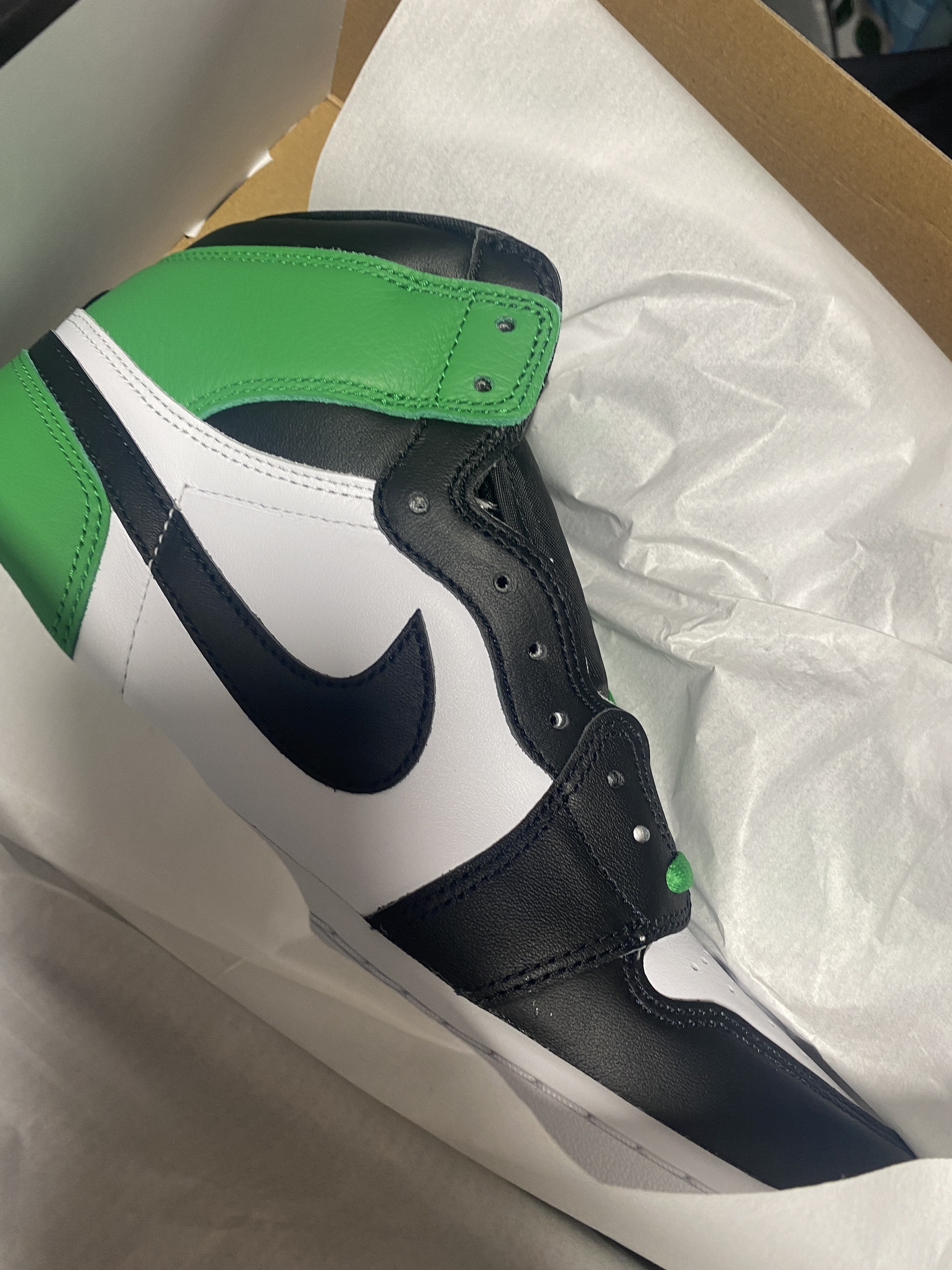 Jordan 1 Retro High OG Black and Lucky Green 착용 스타일