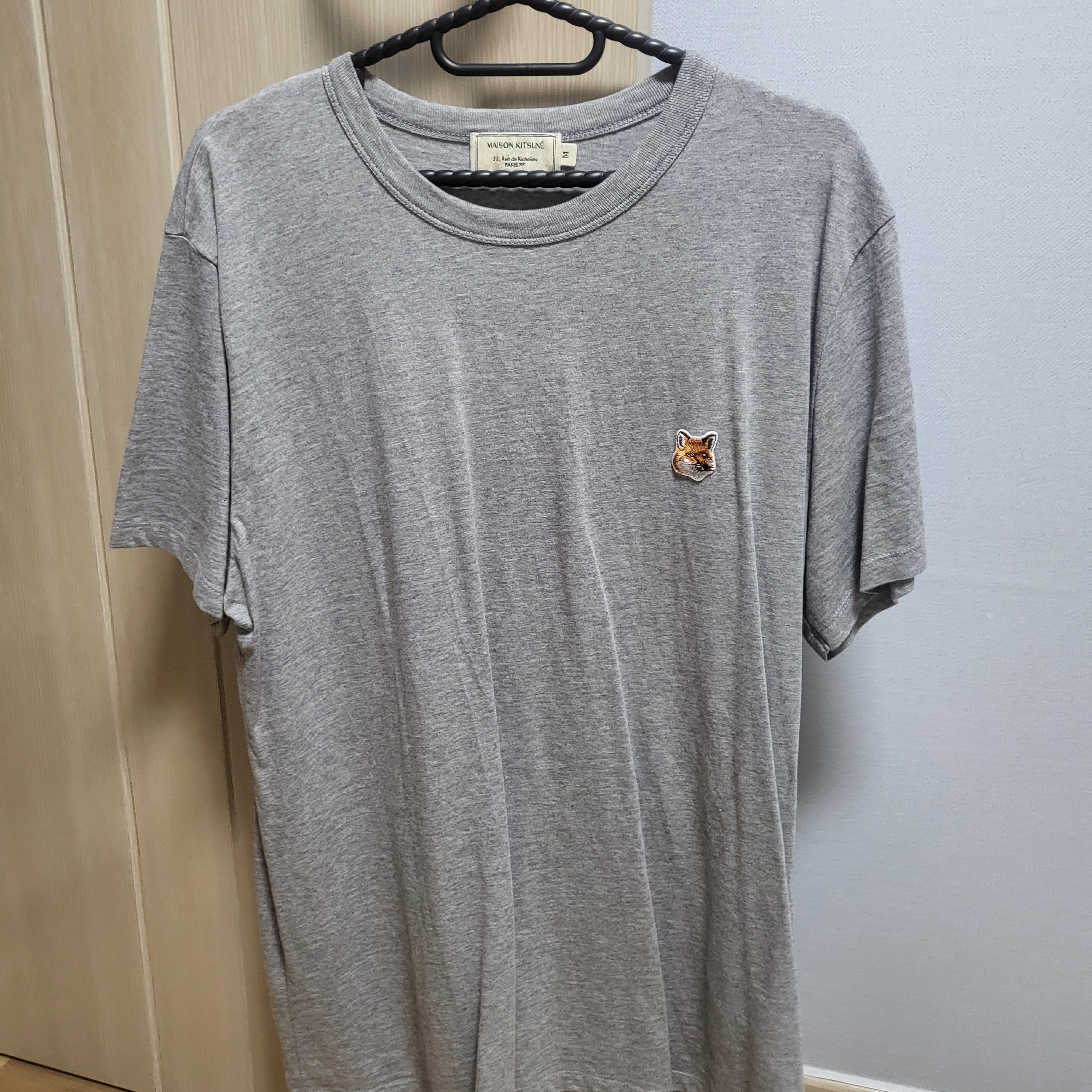 Maison Kitsune Fox Head Patch Classic T-Shirt Grey Melange 착용 스타일