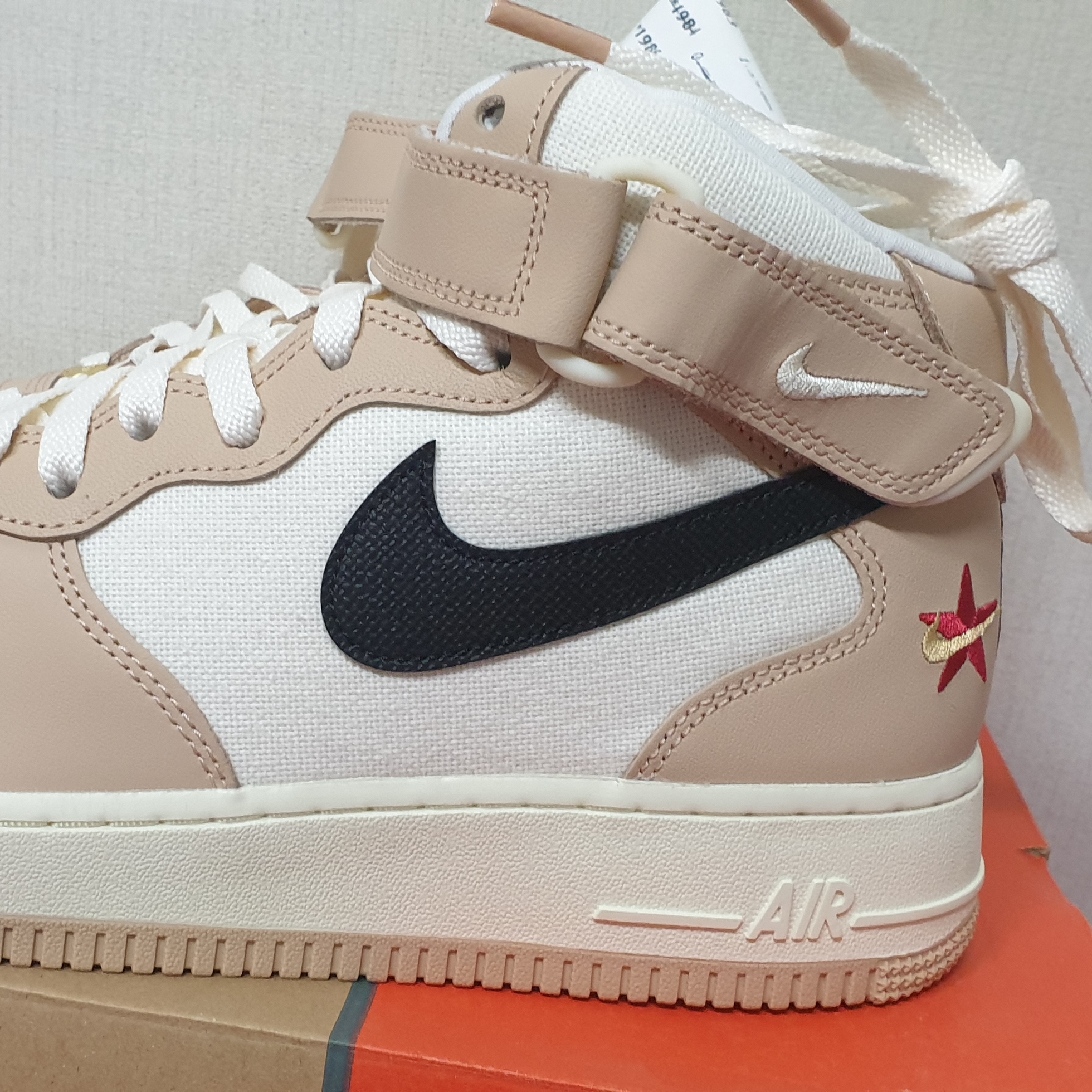 Nike Air Force 1 Mid '07 LX Pale Ivory and Shimmer 착용 스타일 - 2