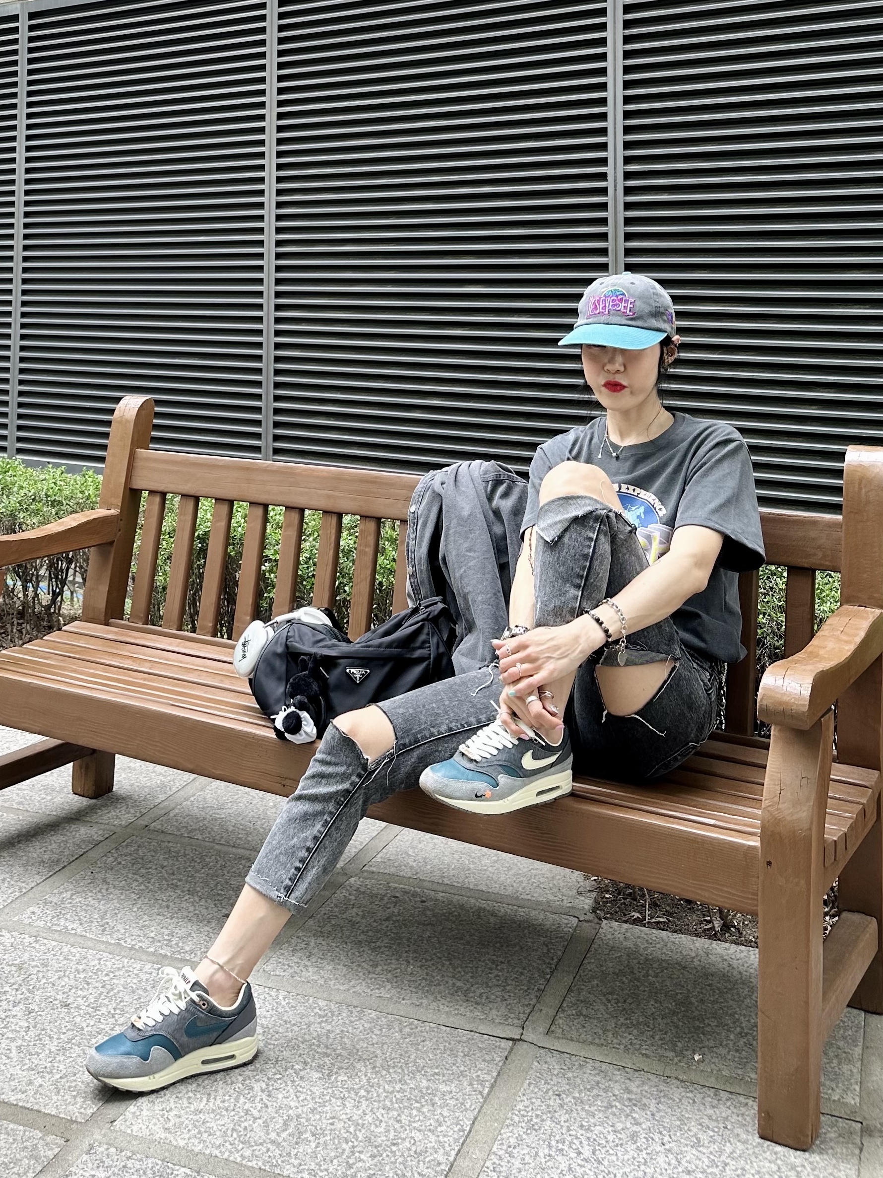 Nike x Kasina Air Max 1 SP Won-Ang Particle Grey, Matin Kim Black Bunny Toy Keyring Black 착용 스타일 - 1