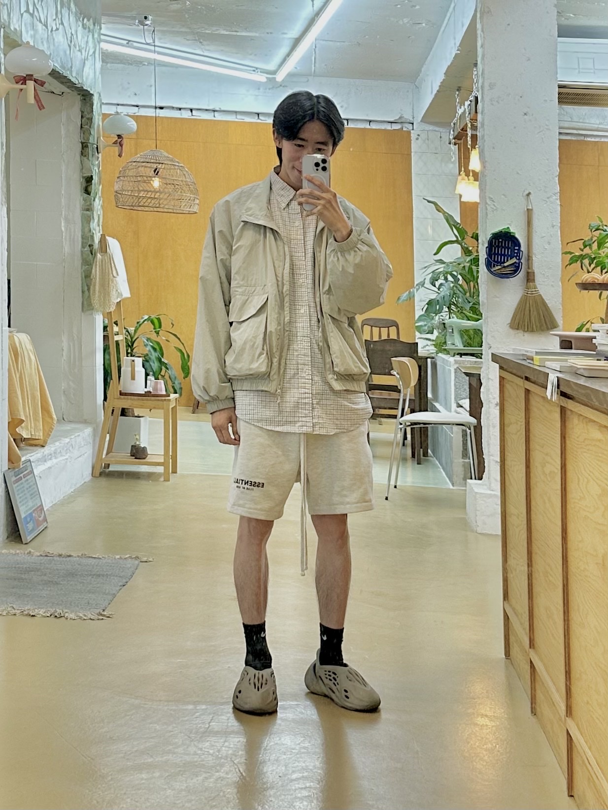 Adidas Yeezy Foam RNNR Stone Sage, Essentials The Core Collection Sweatshorts Light Oatmeal 착용 스타일 - 2