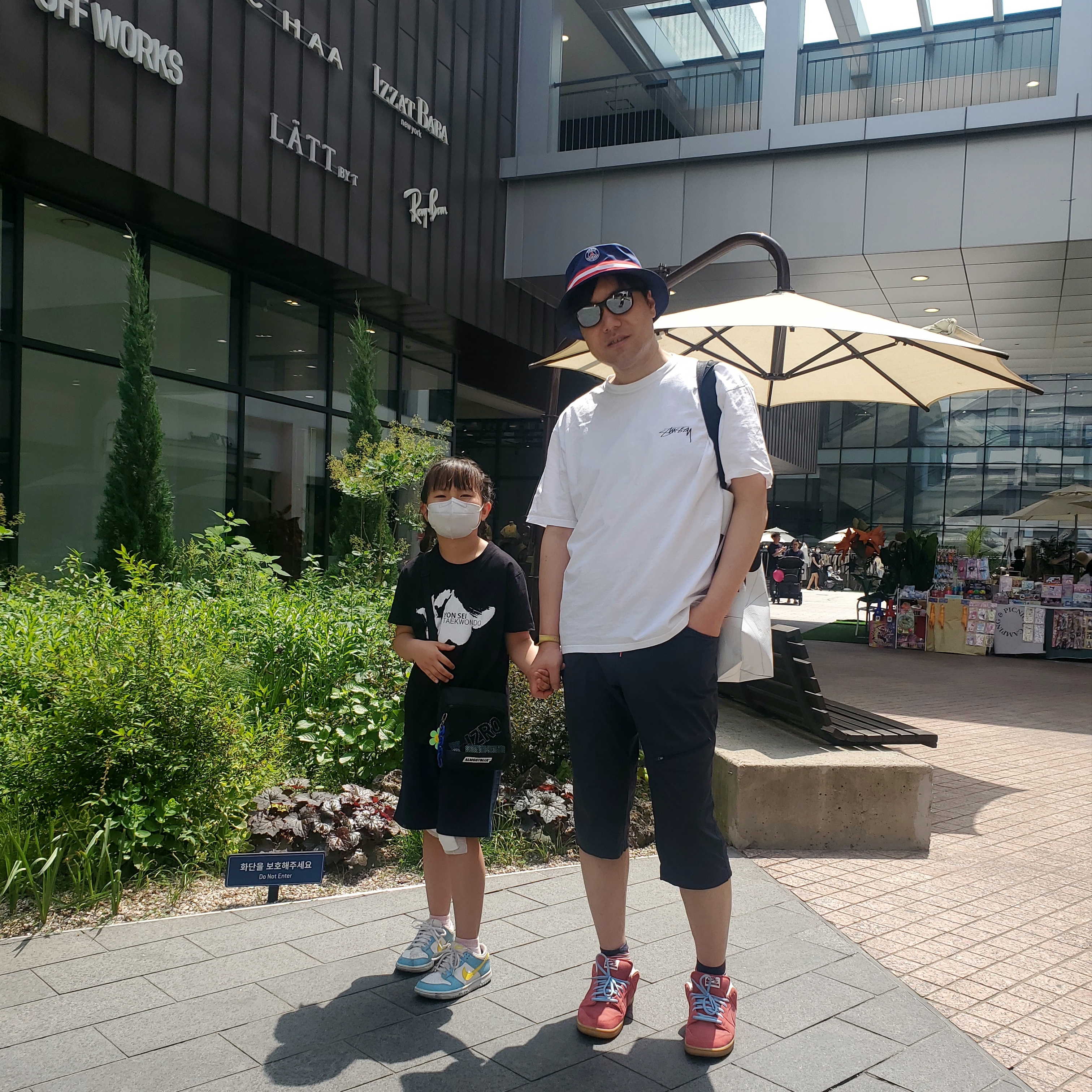 Nike SB Dunk Low Adobe, Stussy Modern Age T-Shirt White 착용 스타일