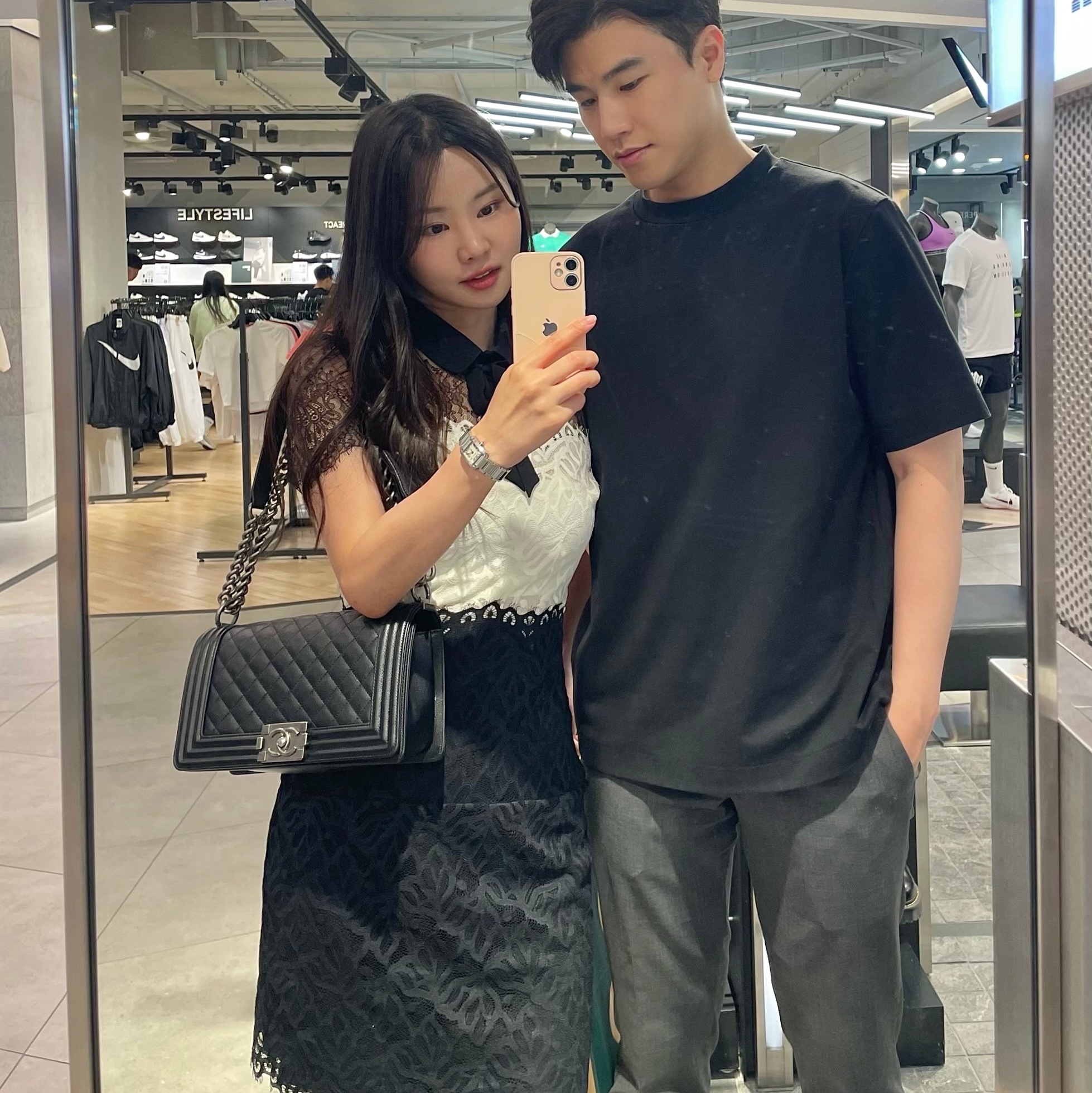 Chanel Medium Boy Chanel Handbag Grained Calfskin & Ruthenium Black 착용 스타일