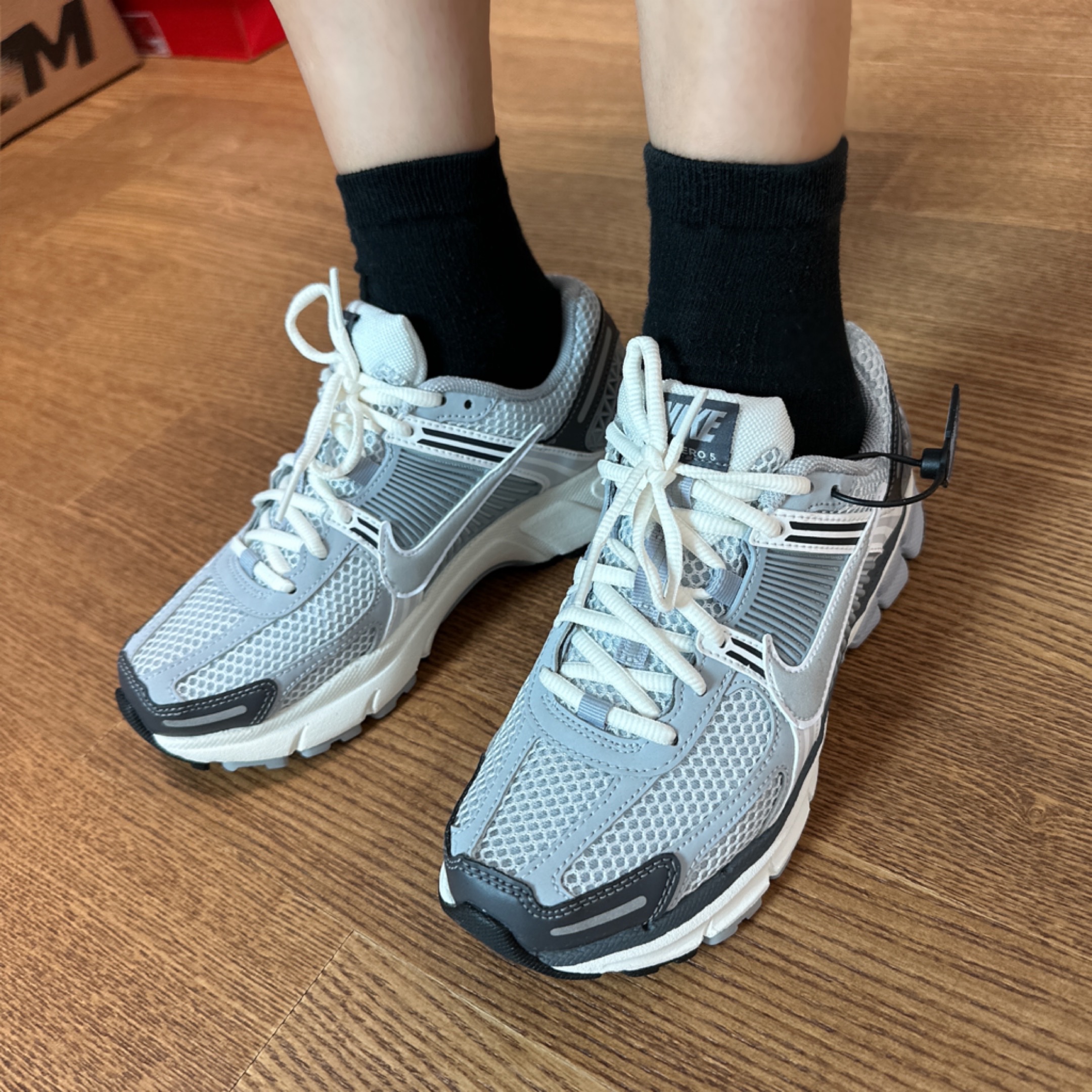 (W) Nike Zoom Vomero 5 Pure Platinum Metallic Silver 착용 스타일 - 1