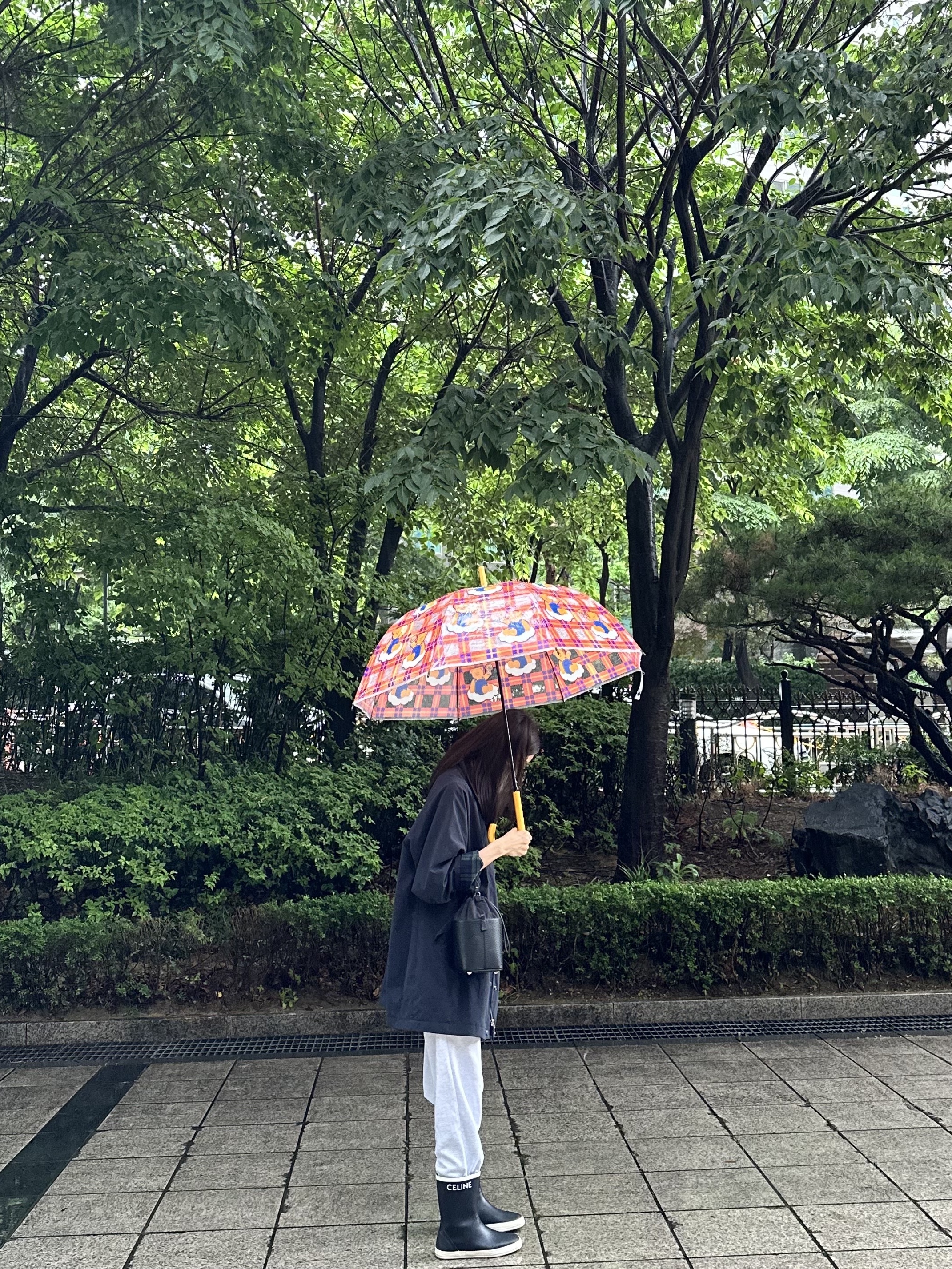 (W) Celine Flat Half Boot Les Bottles De Pont Celine in Natural Rubber Navy, Maison Margiela 5AC Bucket Bag Black 착용 스타일 - 2