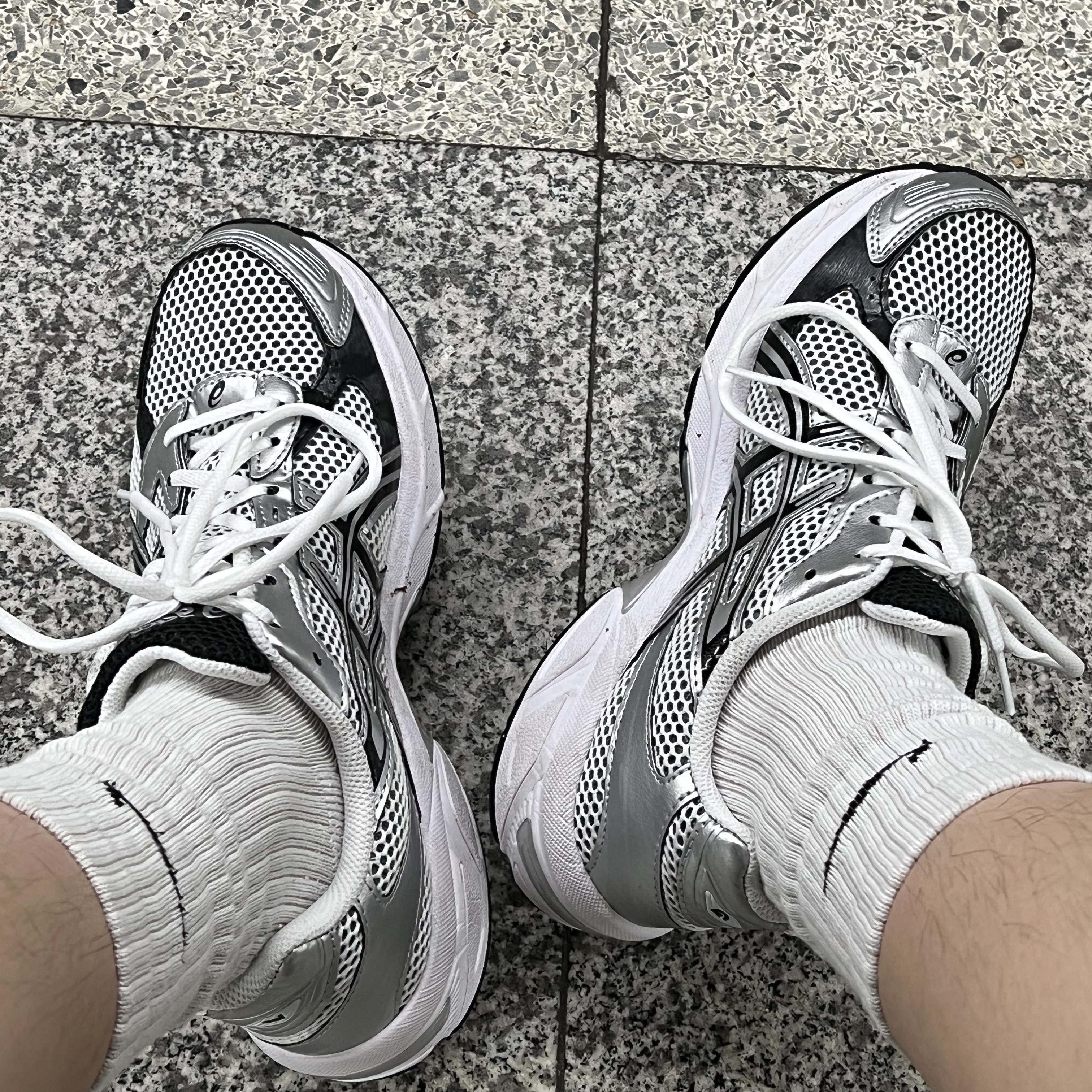 Asics Gel-1130 White Black 착용 스타일 - 2