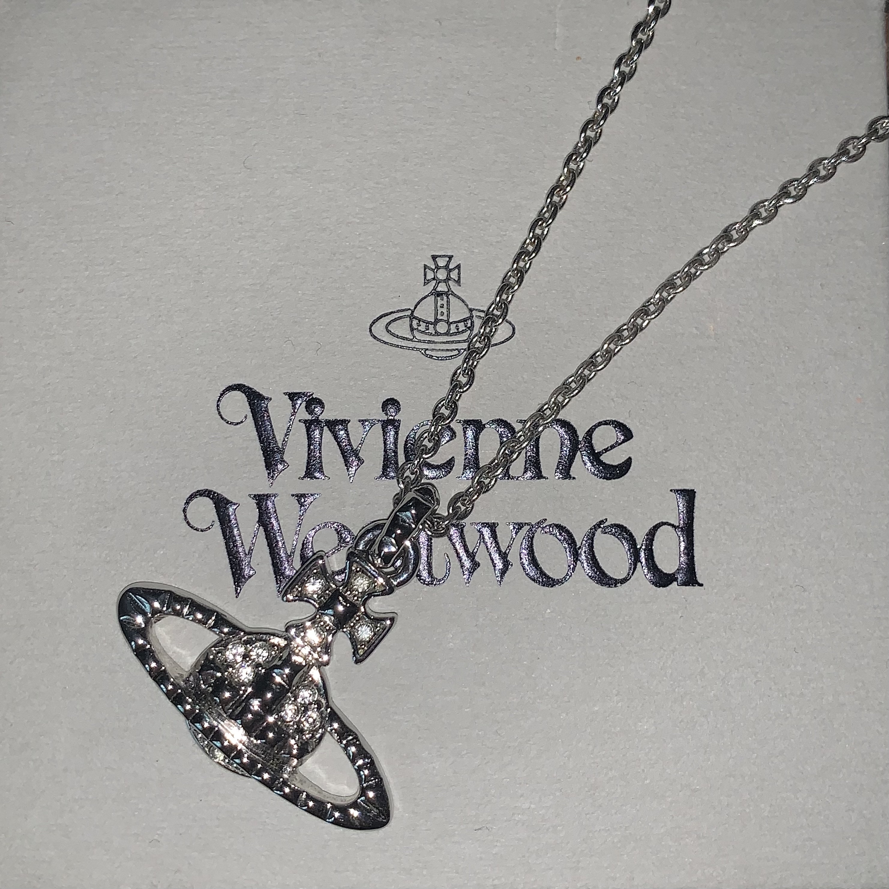 Vivienne Westwood Mayfair Bas Relief Pendant Silver 착용 스타일