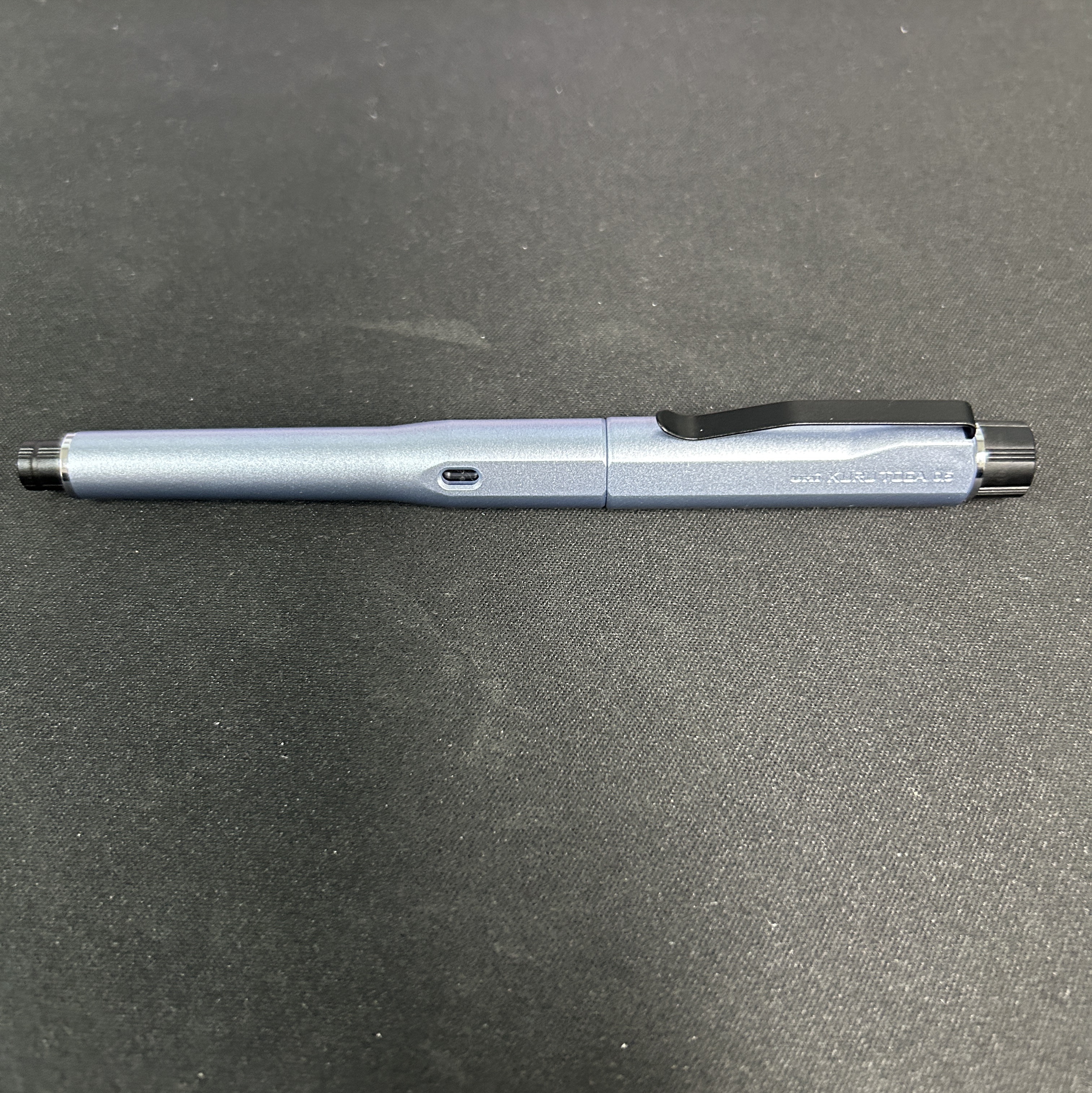 Uni Kurutoga Dive M5-5000 Cascade Blue 착용 스타일 - 1