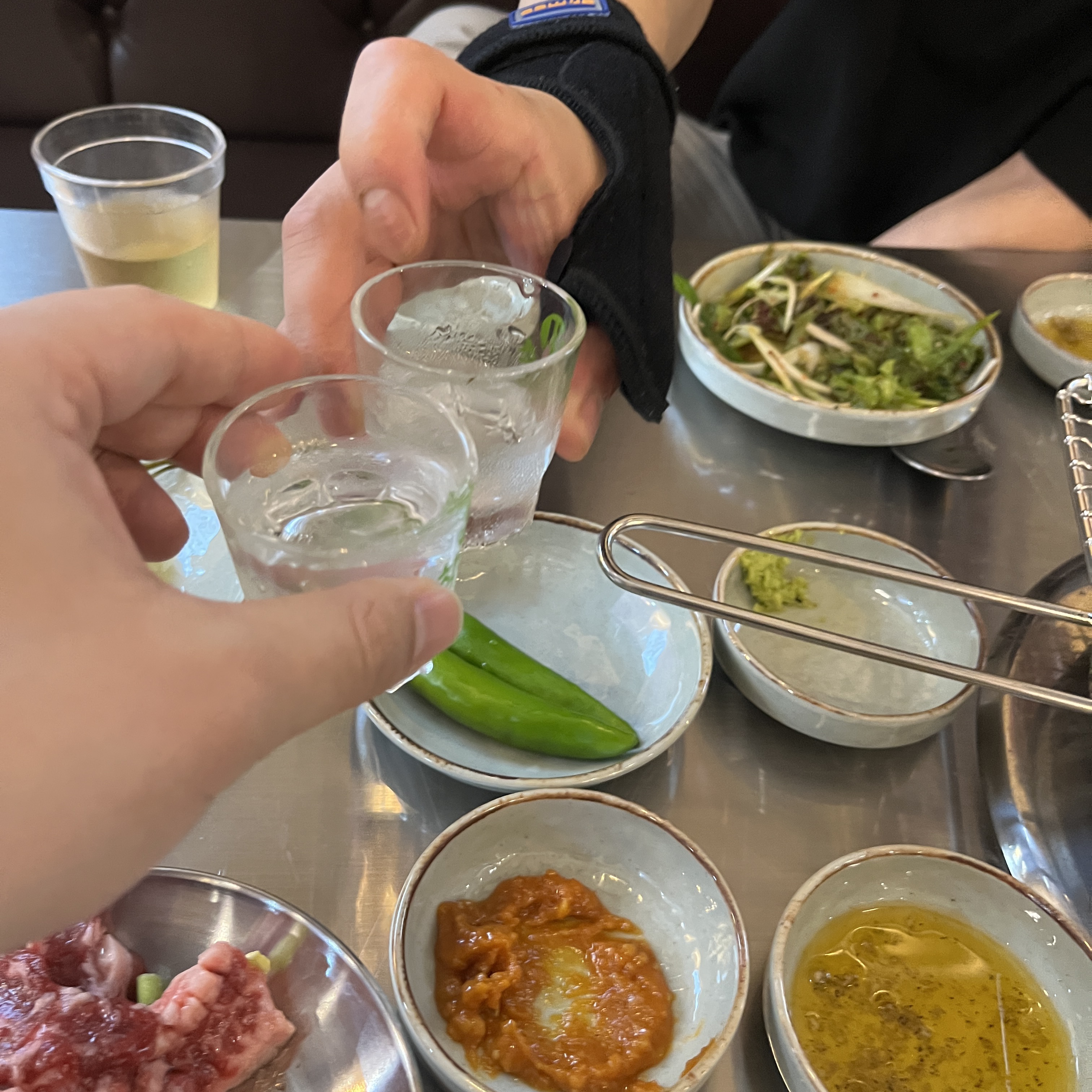 뉴발란스 x 토앤토 플립플랍 아이보리, 나이키 에어맥스 97 트리플 화이트 울프 그레이 착용 스타일 - 4