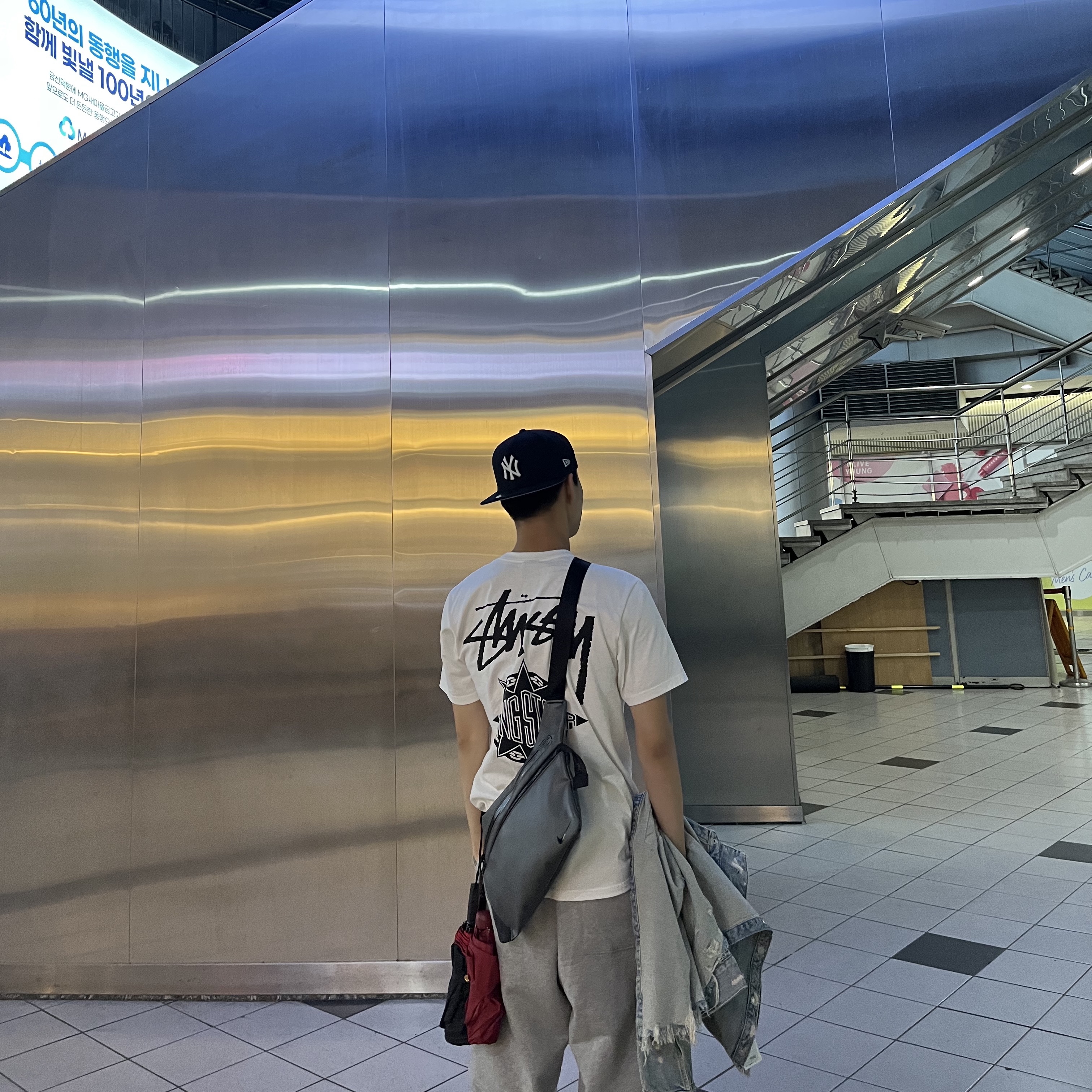 스투시 x 갱 스타 테이크 잇 퍼스널 티셔츠 화이트 착용 스타일