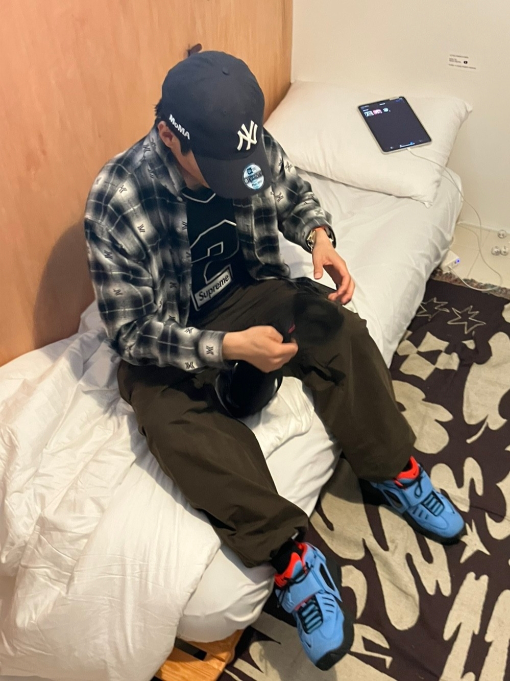 Nike x Ambush Air Adjust Force SP University Blue and Habanero Red, New Era x MoMA New York Yankees Cap Navy 착용 스타일