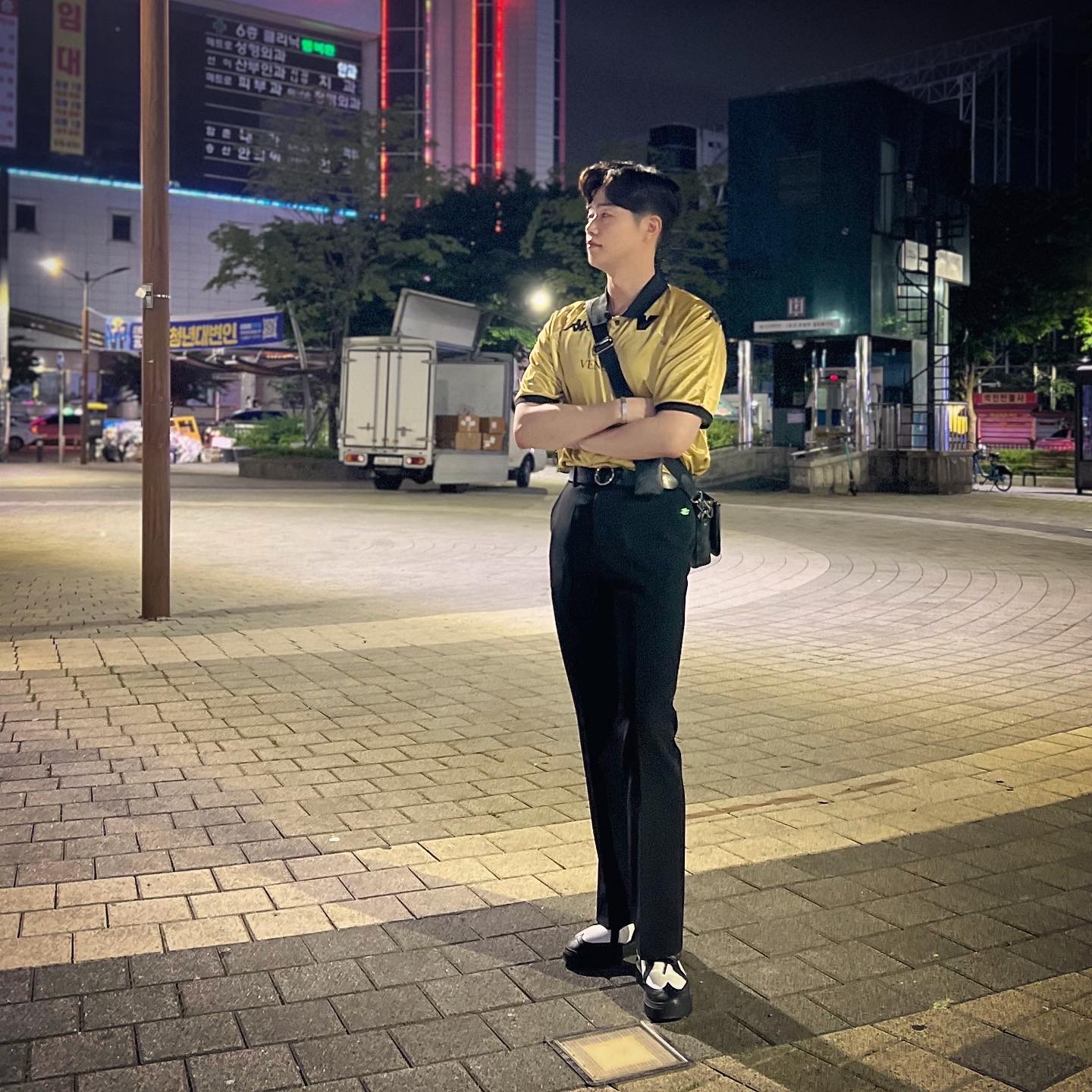 나이키 x 피스마이너스원 퀀도1 블랙 앤 화이트, 루이비통 트리오 메신저 모노그램 이클립스 착용 스타일 - 1