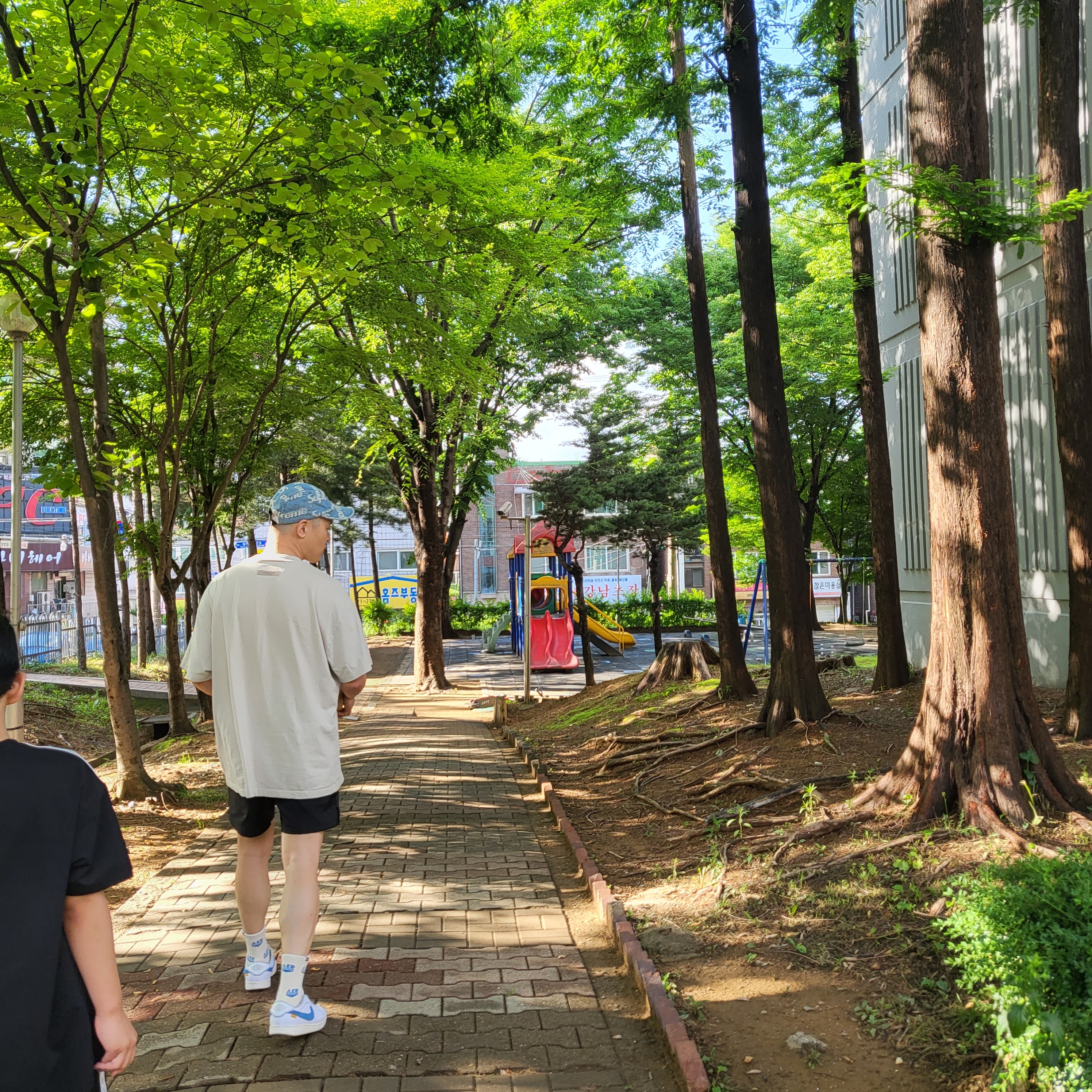 슈프림 프레이드 로고 데님 캠프캡 블루 - 21SS, 에센셜 티셔츠 위트 - 22SS 착용 스타일 - 1
