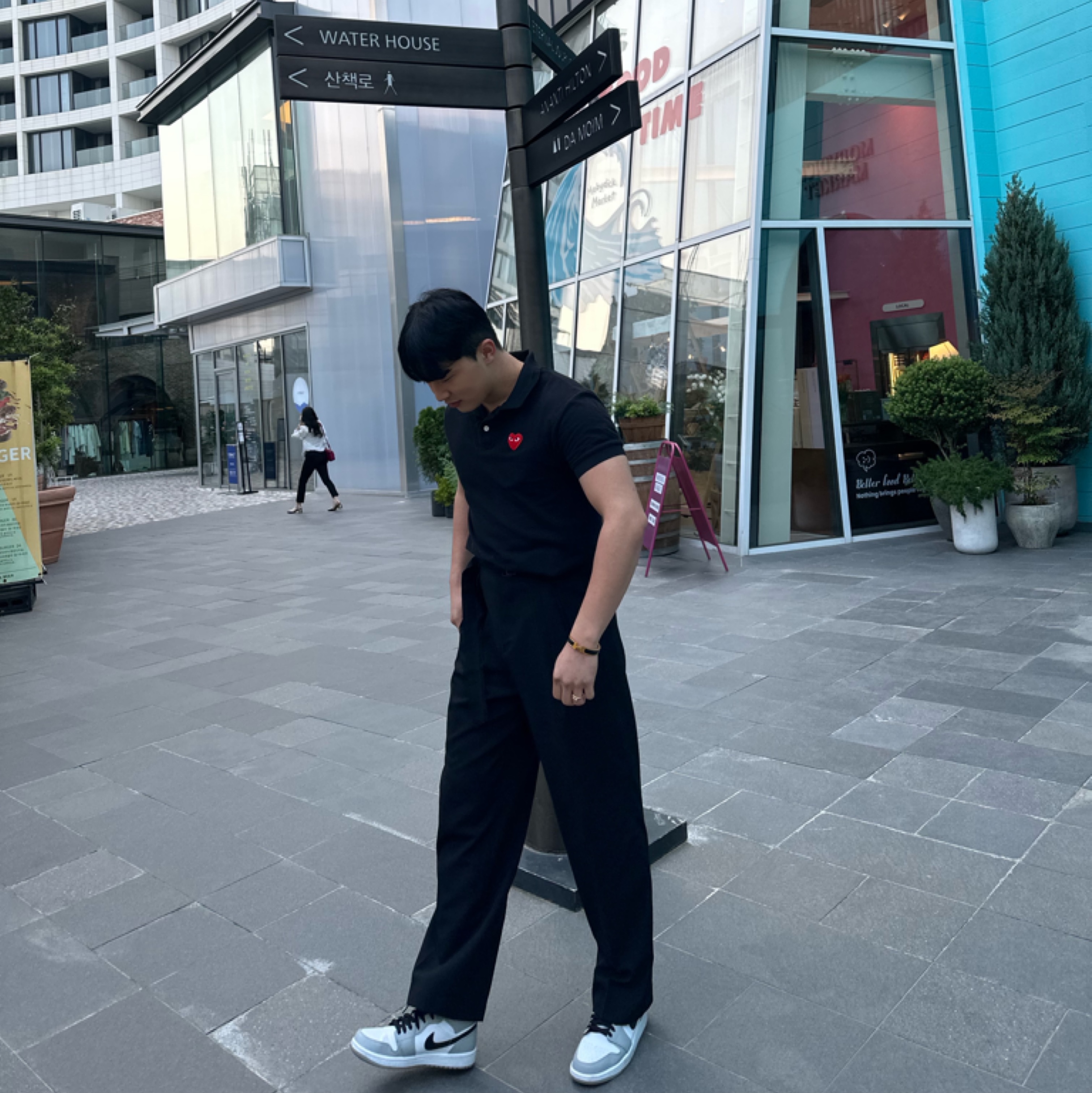 Jordan 1 Mid Light Smoke Grey, Play Comme des Garcons Red Heart Polo Shirt Black 착용 스타일