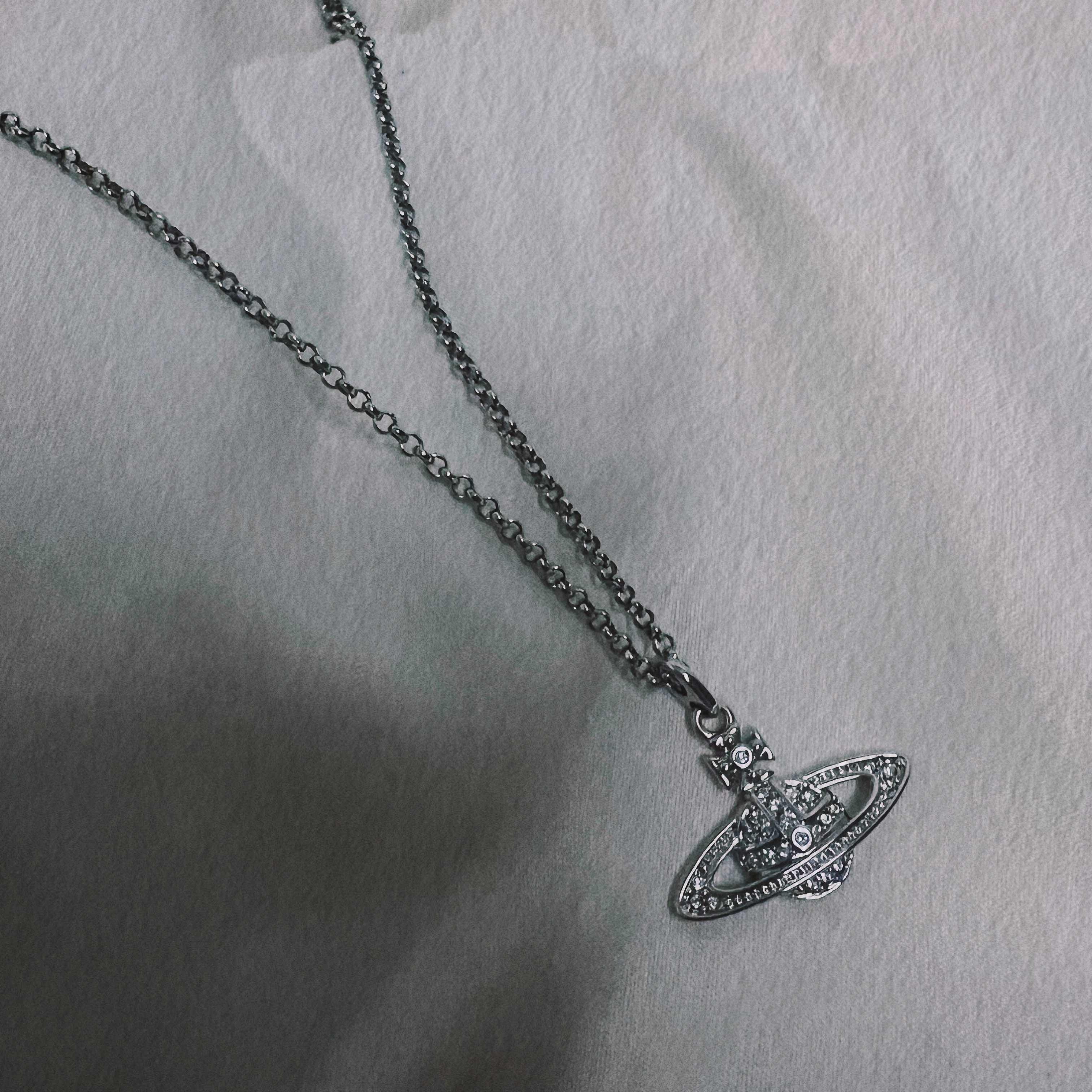 Vivienne Westwood Mini Bas Relief Pendant Silver 착용 스타일
