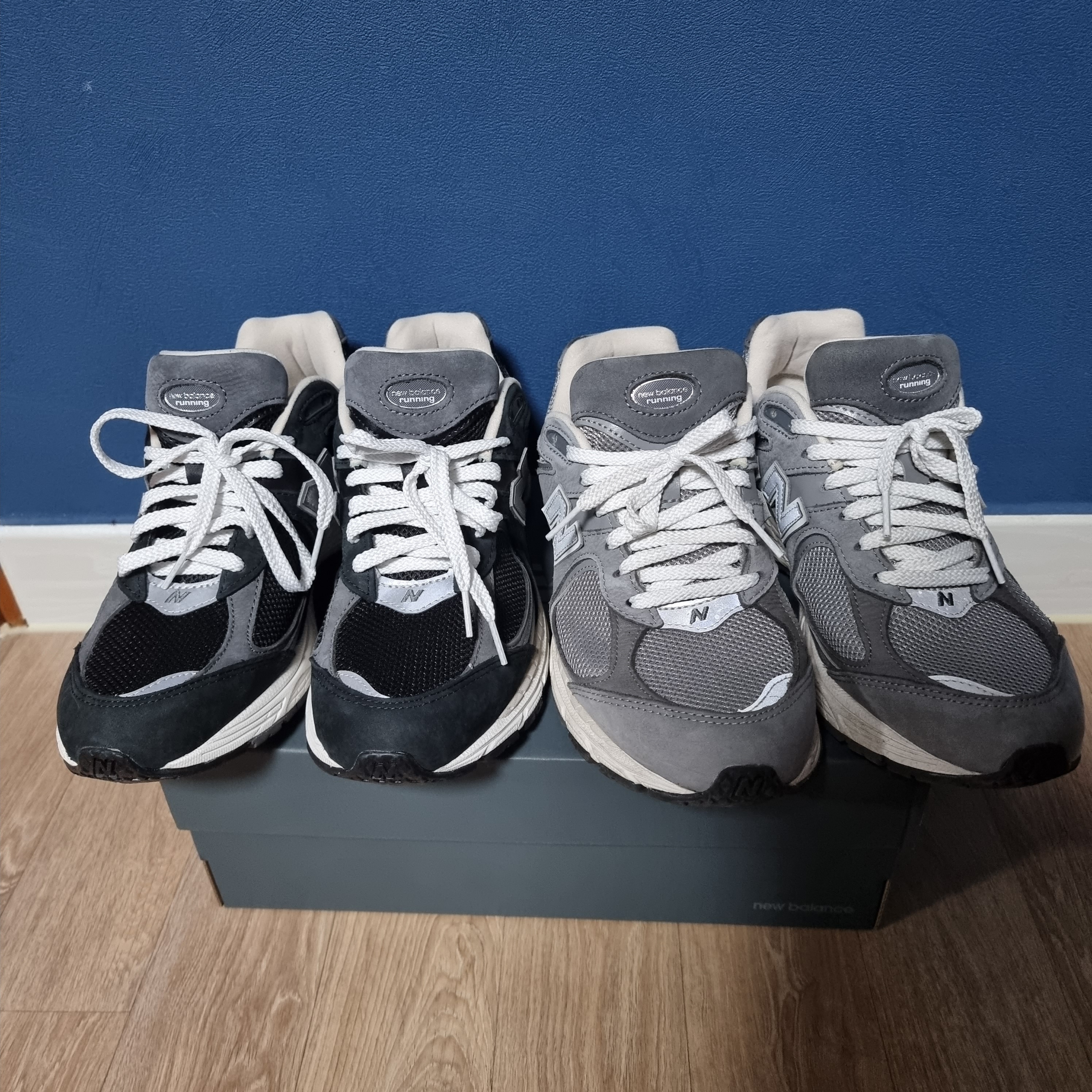 New Balance 2002R Premium Vintage Grey, New Balance 2002R Premium Vintage Black 착용 스타일