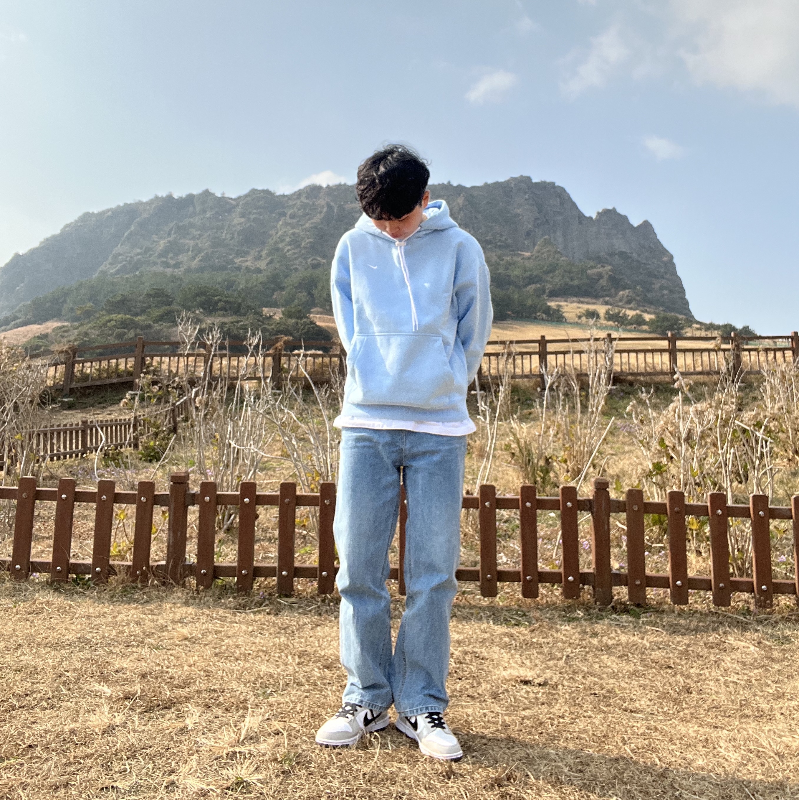 (W) 나이키 덩크 로우 에센셜 라이트 아이언 오어 블랙 착용 스타일 - 2