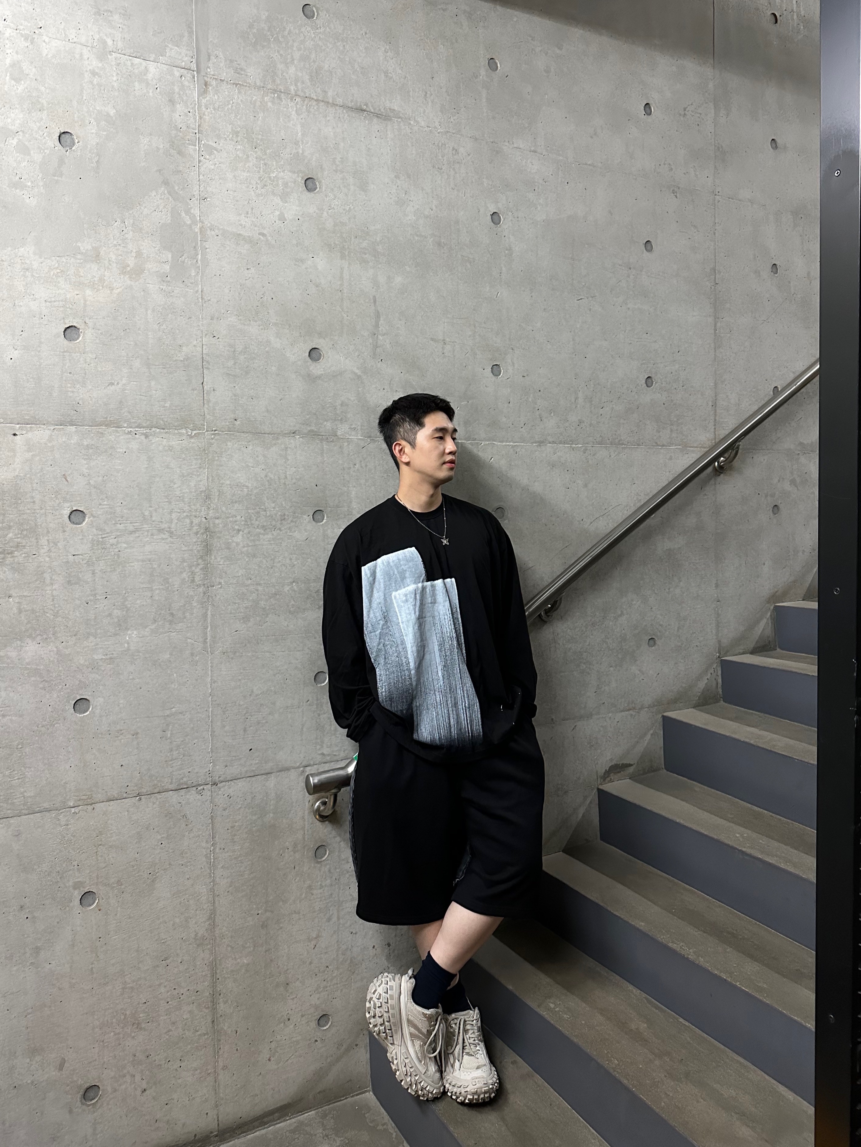 발렌시아가 디펜더 스니커즈 베이지 착용 스타일 - 1